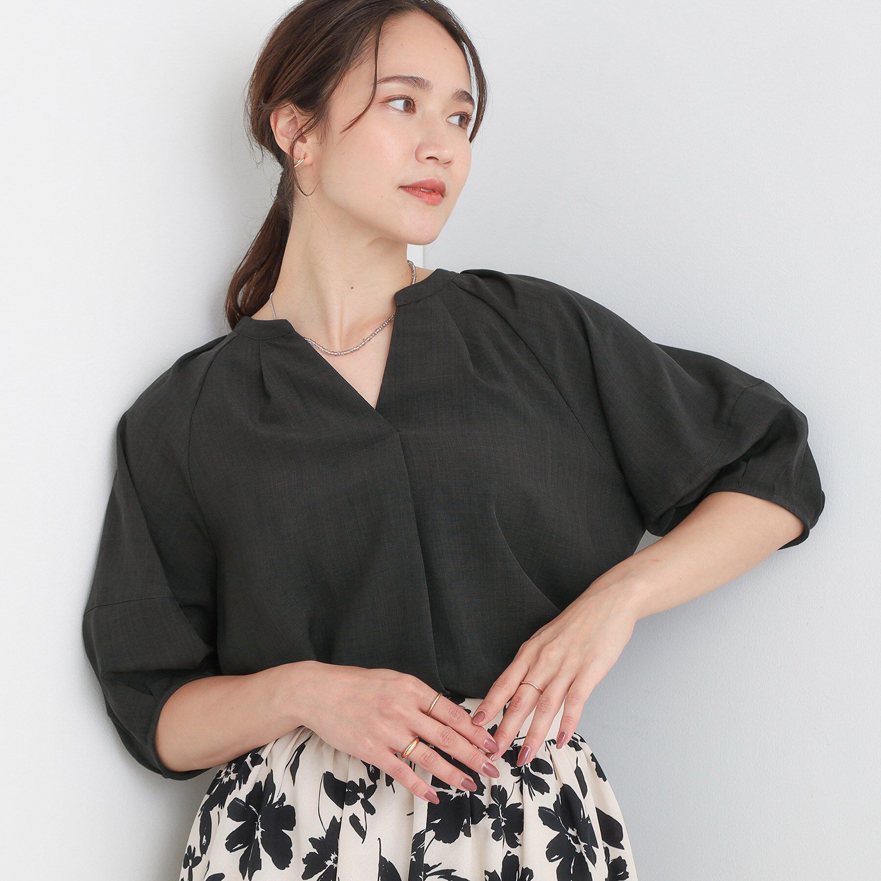 SHOO･LA･RUE「【S-LL/洗濯後しわになりにくい】ランタンスリーブで女性らしく 5分袖スキッパーブラウス」|シャツ・ブラウス|チャコールグレー(0