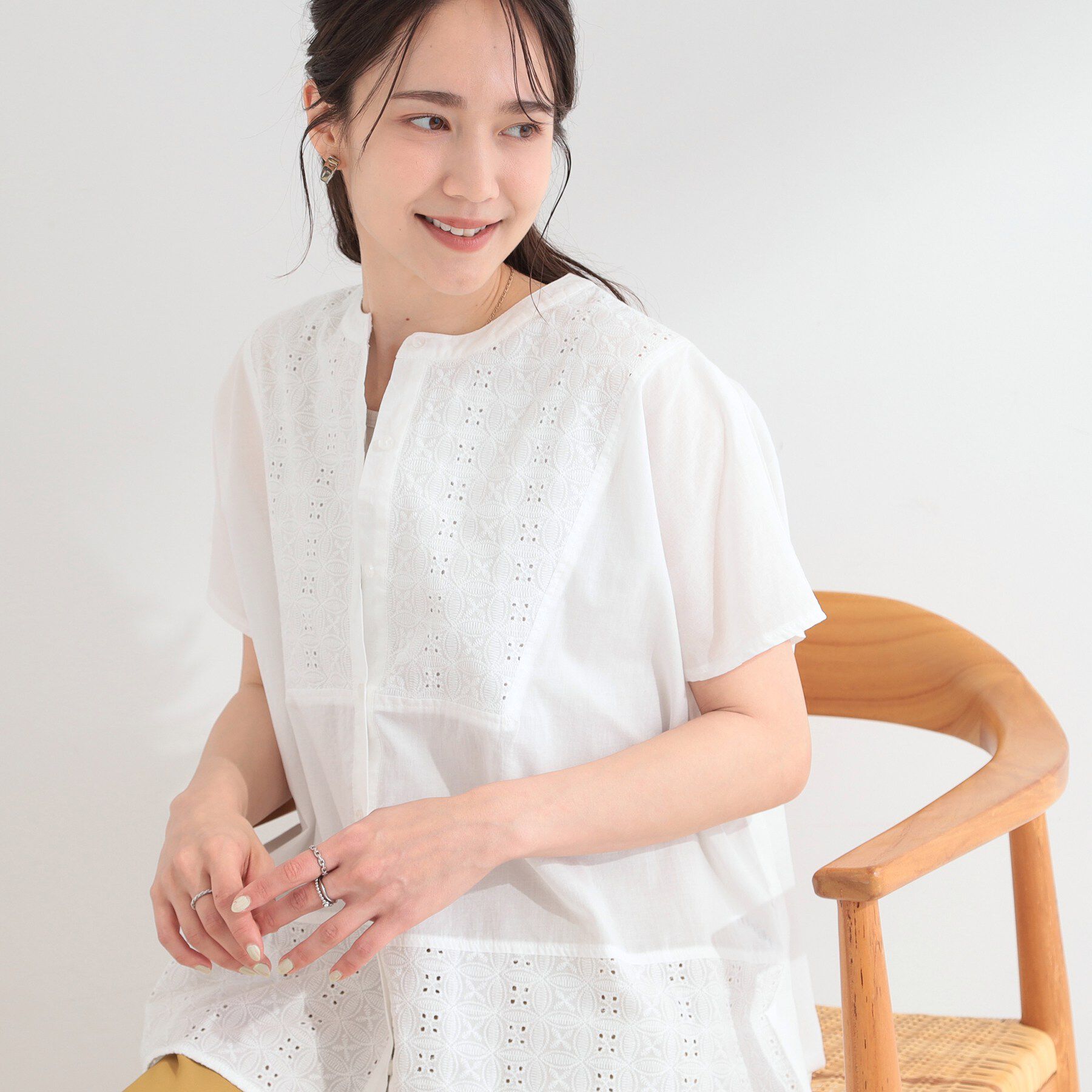 SHOO･LA･RUE「【体型カバー/S~LL】インせず着られて刺繍が目を引く 切替ノーカラーブラウス」|シャツ・ブラウス|ホワイト(001)