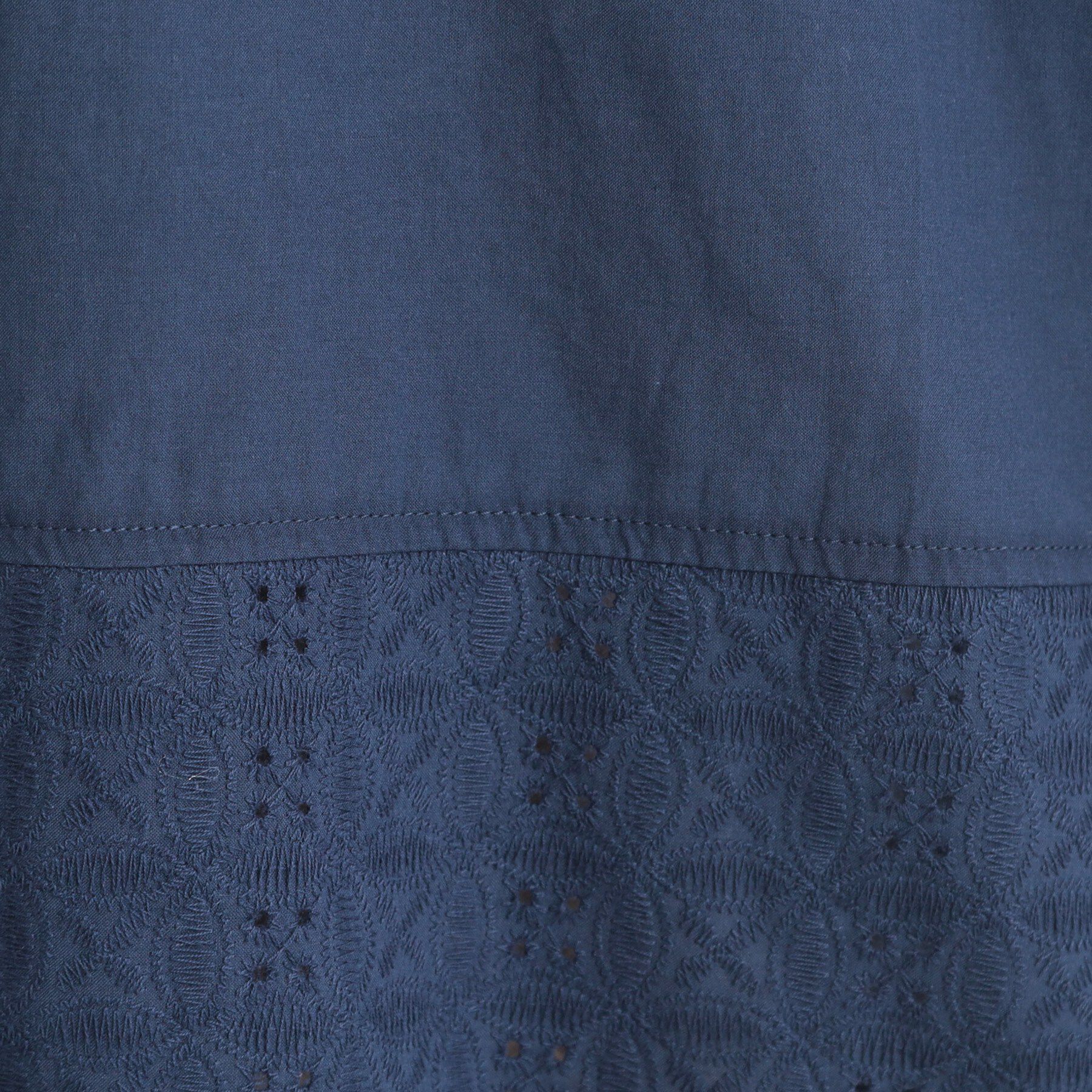 SHOO･LA･RUE「【体型カバー/S~LL】インせず着られて刺繍が目を引く 切替ノーカラーブラウス」|シャツ・ブラウス|