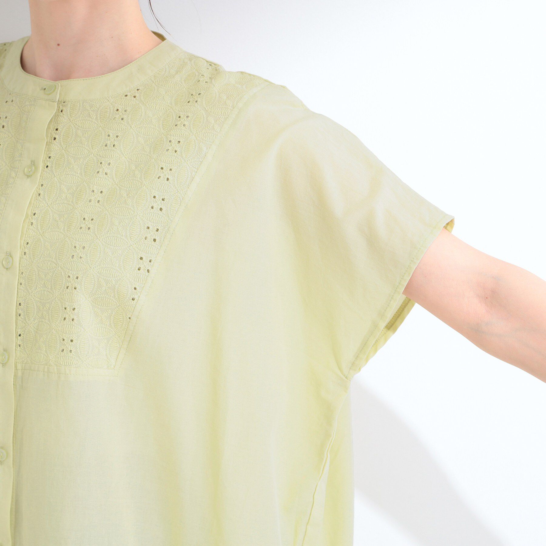 SHOO･LA･RUE「【体型カバー/S~LL】インせず着られて刺繍が目を引く 切替ノーカラーブラウス」|シャツ・ブラウス|