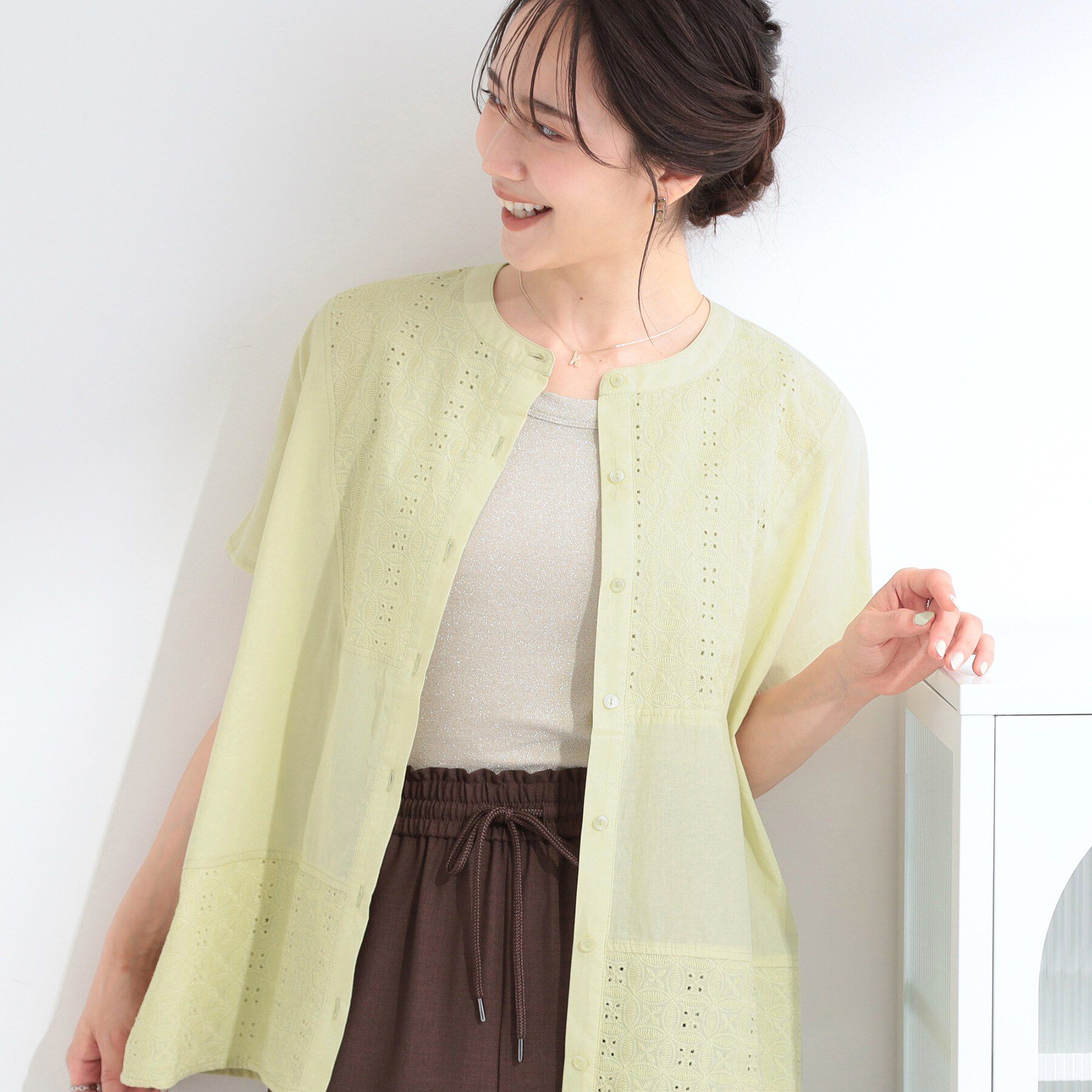 SHOO･LA･RUE「【体型カバー/S~LL】インせず着られて刺繍が目を引く 切替ノーカラーブラウス」|シャツ・ブラウス|イエロー(031)