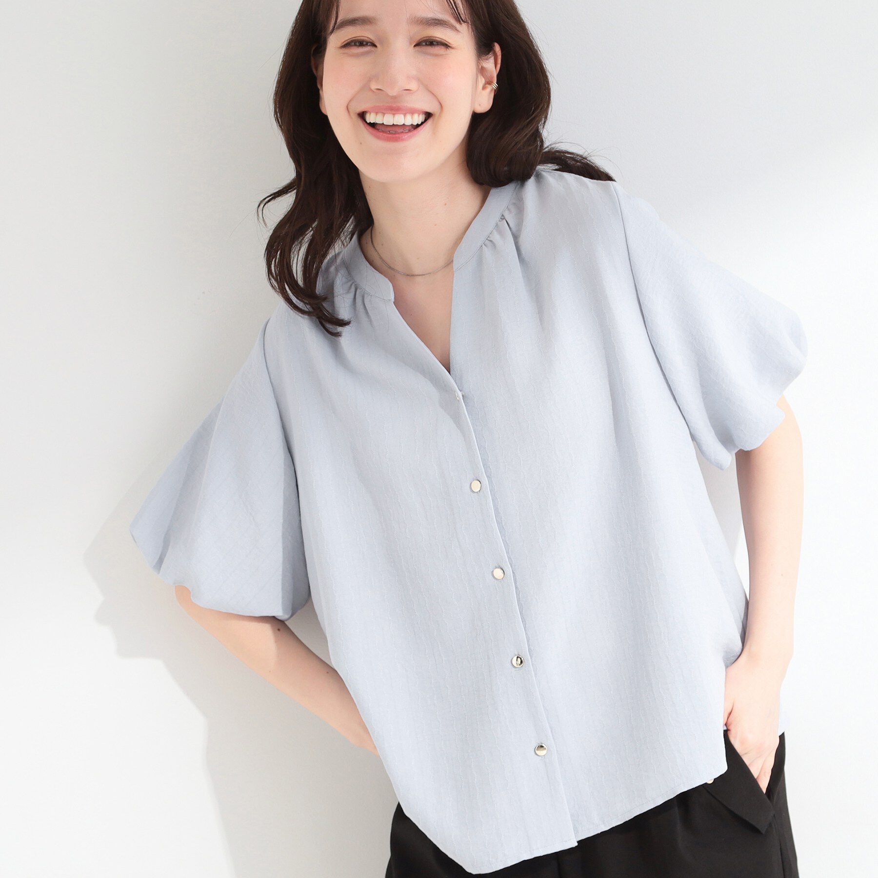 SHOO･LA･RUE「【洗濯機可】バルーンスリーブで二の腕カバー キーネック5分袖ブラウス」|シャツ・ブラウス|サックスブルー(09