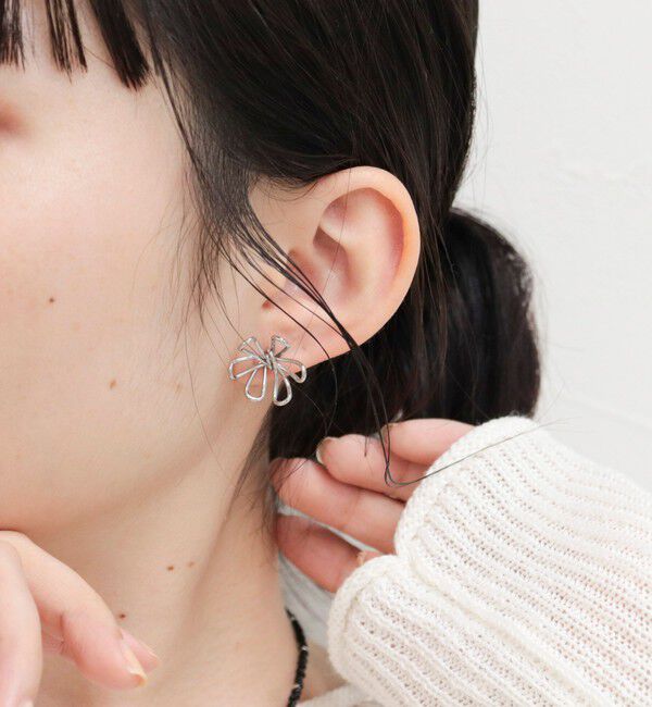 fredy emue「メタルラインフラワーピアス」|ピアス|シルバー