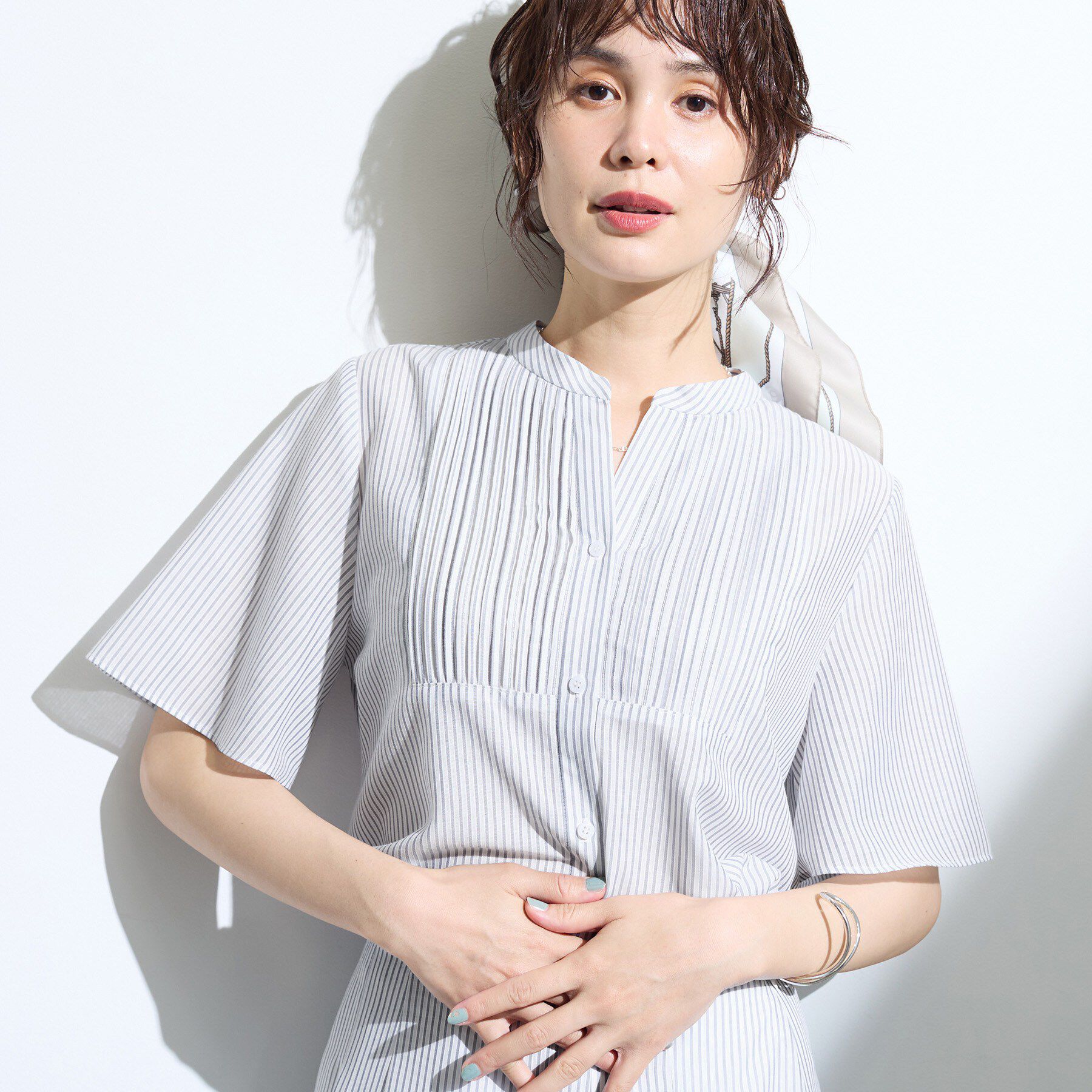 INDIVI「【接触冷感/洗える】シアーシャンブレーピンタックブラウス」|シャツ・ブラウス|ホワイト&times;ネイビー