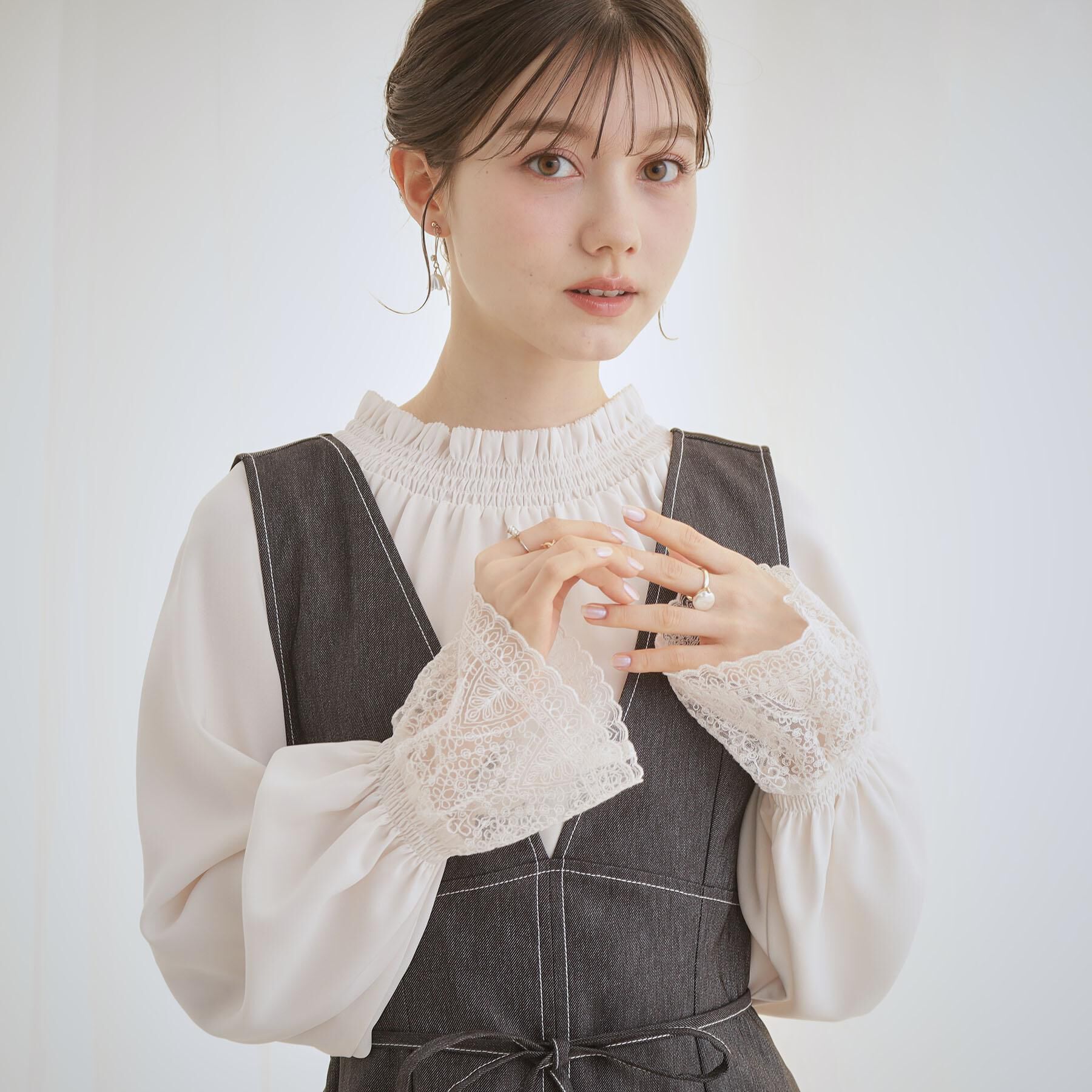 Couture broach「【通勤・着映え】レースカフス ピコシャーリング バックリボンブラウス」|シャツ・ブラウス|アイボリー(004)