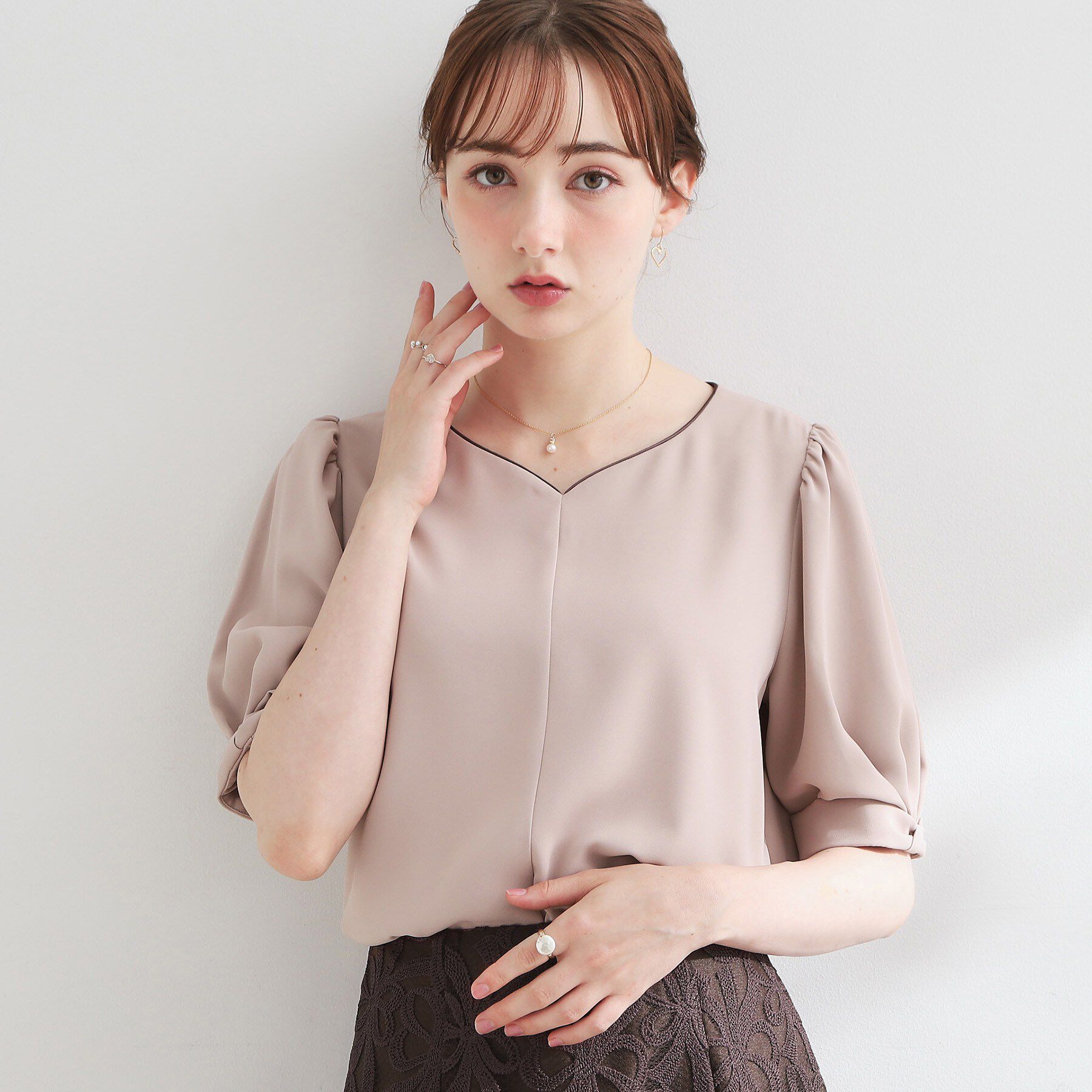Couture broach「【洗える】袖リボンデザイン ハートネック ブラウス」|シャツ・ブラウス|ピンクベージュ(55