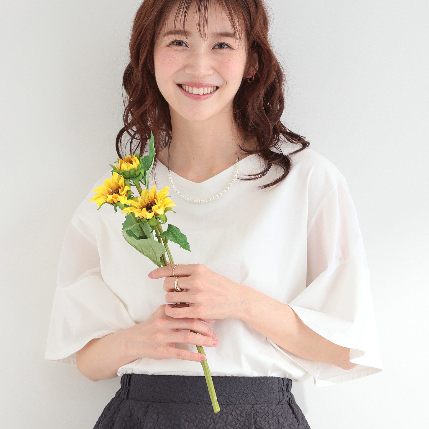 SHOO･LA･RUE「【ひんやり/S-LL/体型カバー】フレアスリーブで二の腕を自然に隠せる 浅VネックTシャツ」|Tシャツ・カットソー|ホワイト(001)