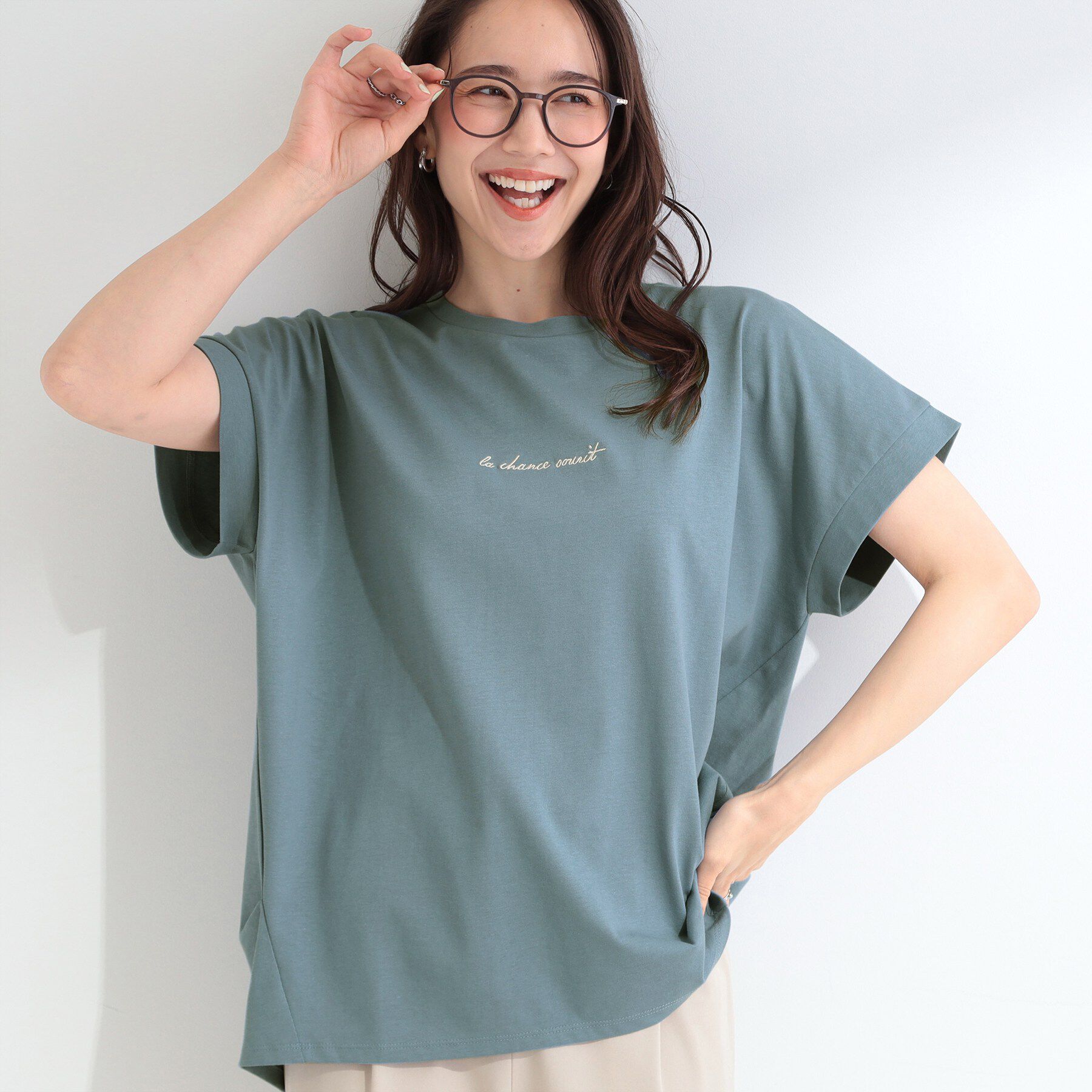 SHOO･LA･RUE「【汗じみ防止/ひんやり/体型カバー】真夏の味方。汗じみが気になりにくい 大人の刺繍ロゴTシャツ」|Tシャツ・カットソー|ブルー(092)