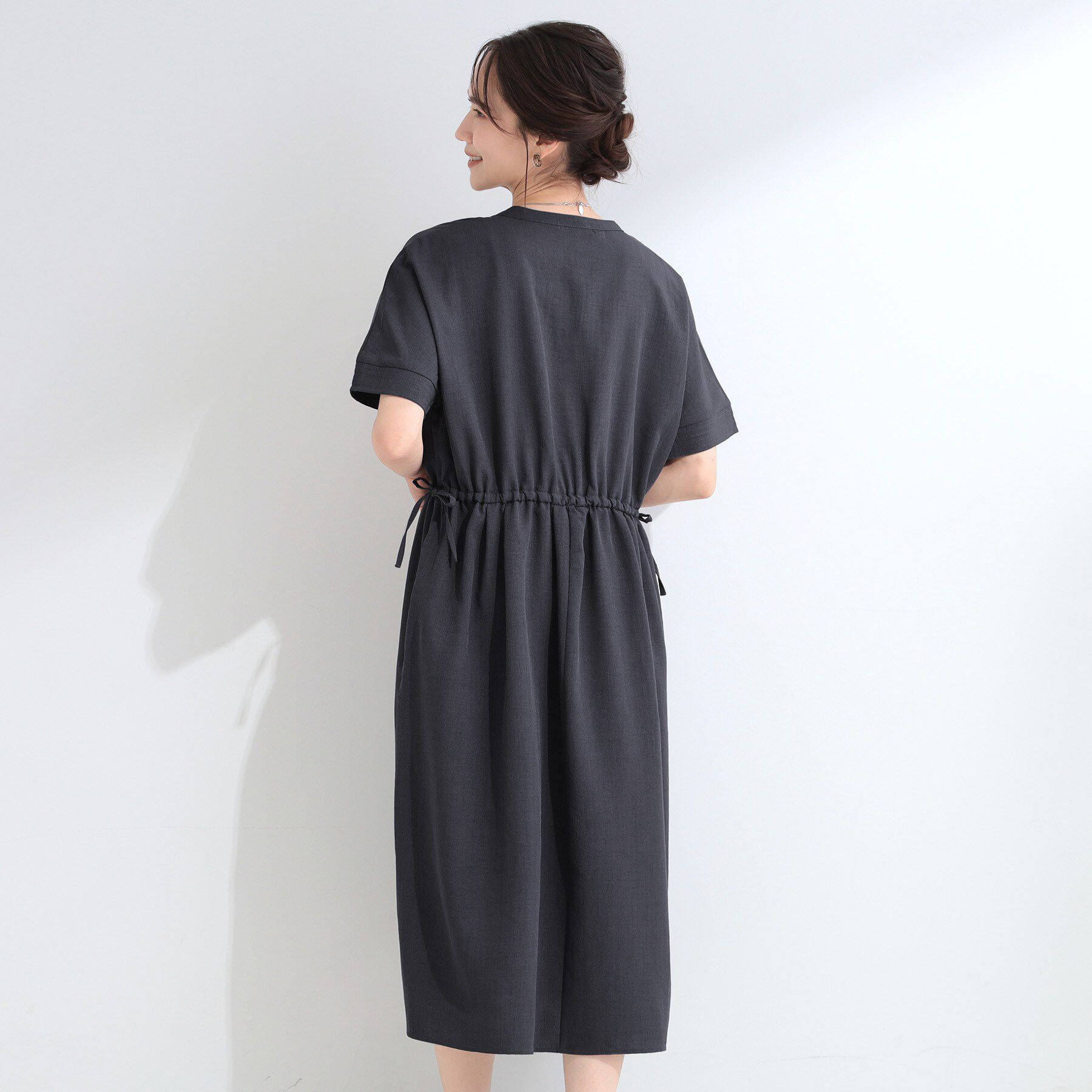 SHOO･LA･RUE「【洗濯機可/体型カバー】ウエストシャーリングで女性らしく 麻調スキッパーサイドリボンワンピース」|ワンピース|