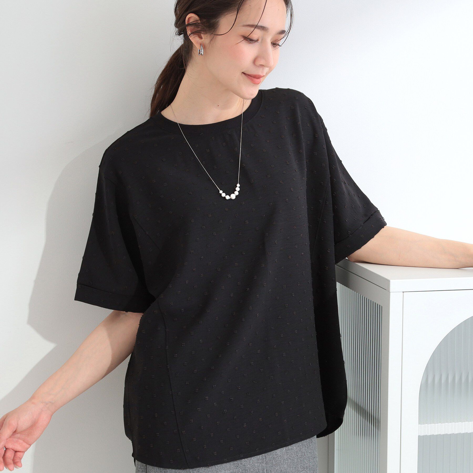 SHOO･LA･RUE「【洗濯後しわになりにくい/体型カバー】ドビードットで上品に ドルマントップス」|シャツ・ブラウス|ブラック(019)
