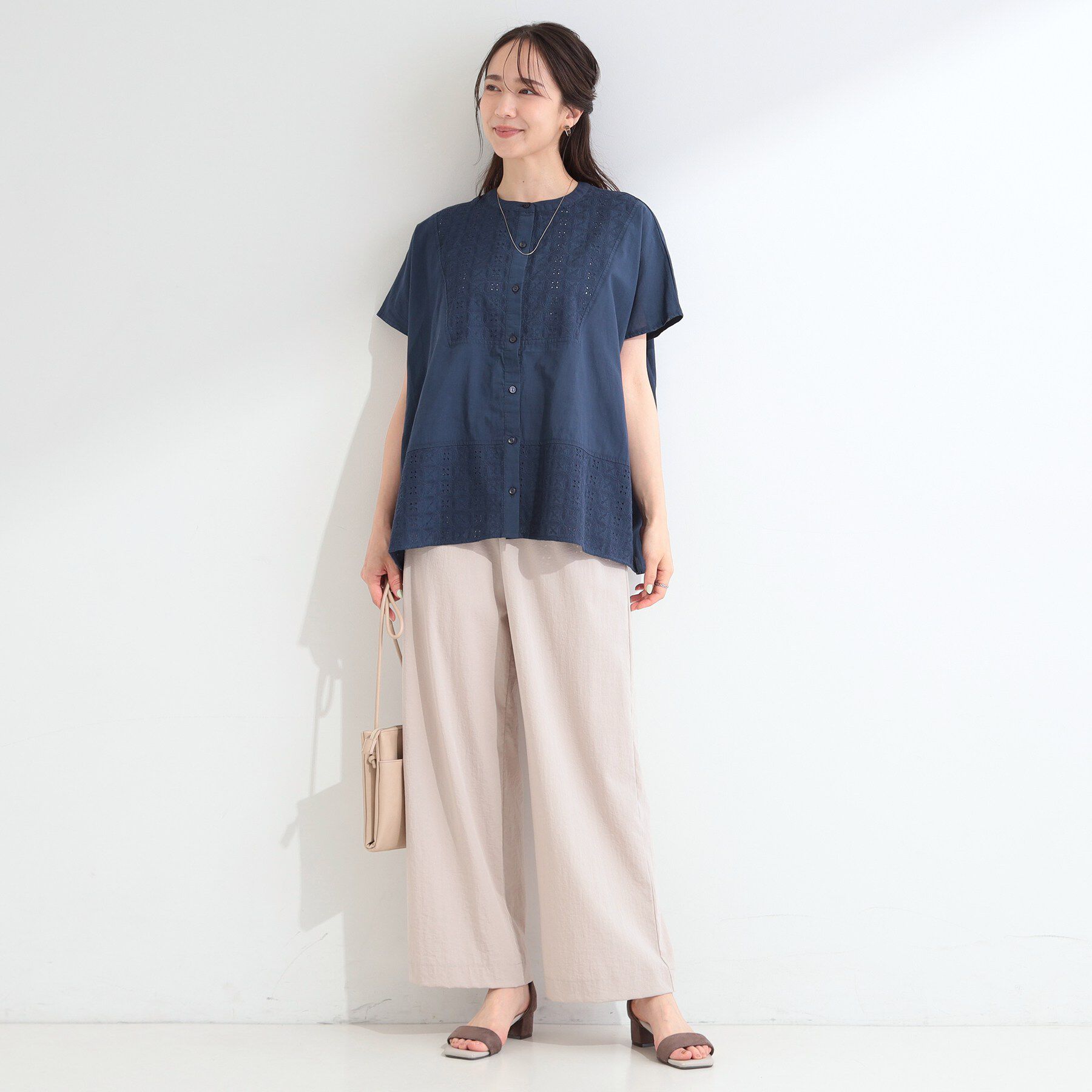 SHOO･LA･RUE「【体型カバー/S~LL】インせず着られて刺繍が目を引く 切替ノーカラーブラウス」|シャツ・ブラウス|