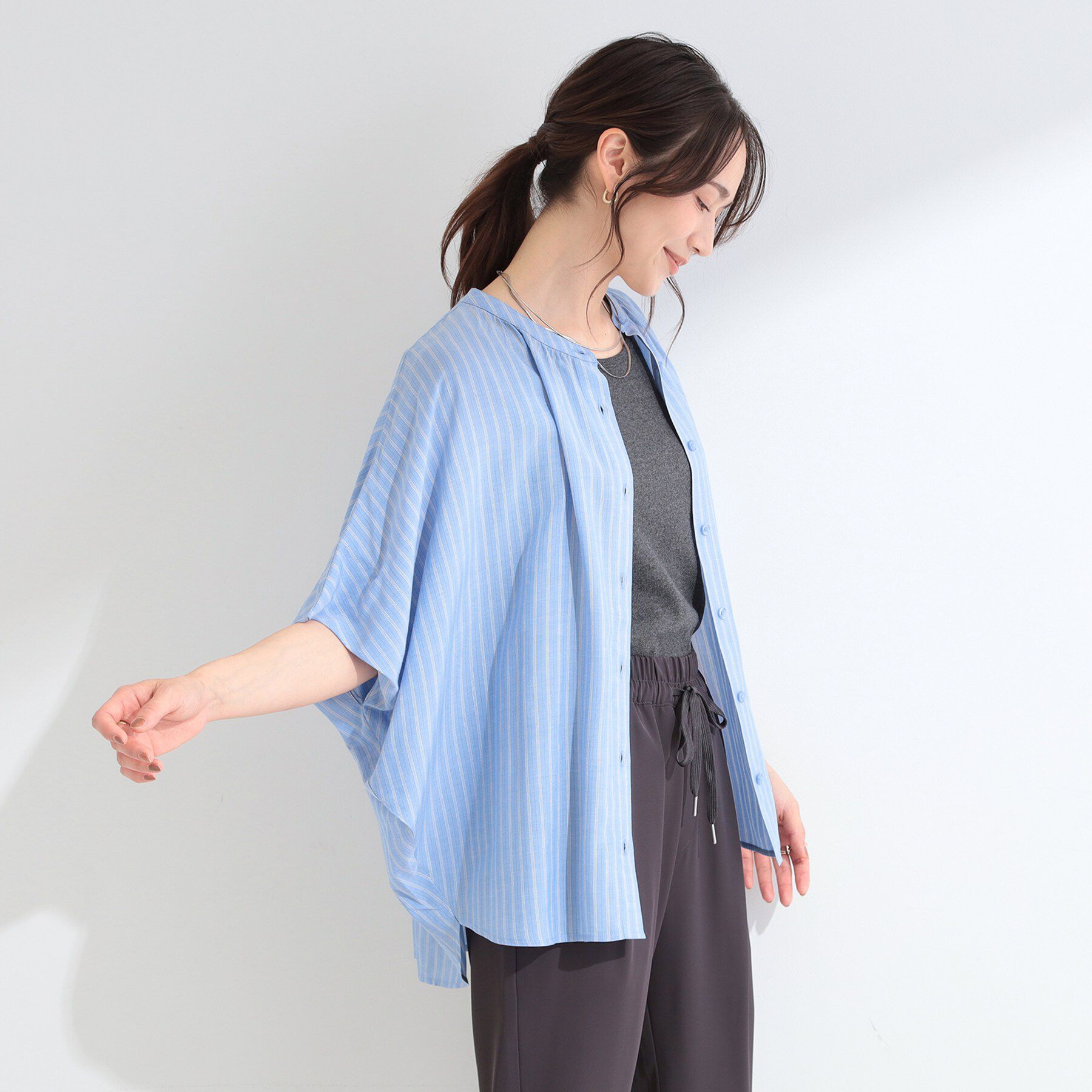 SHOO･LA･RUE「【ひんやり/洗濯機可/体型カバー】二の腕隠れる ゆるっとドルマンバンドカラーシャツ」|シャツ・ブラウス|