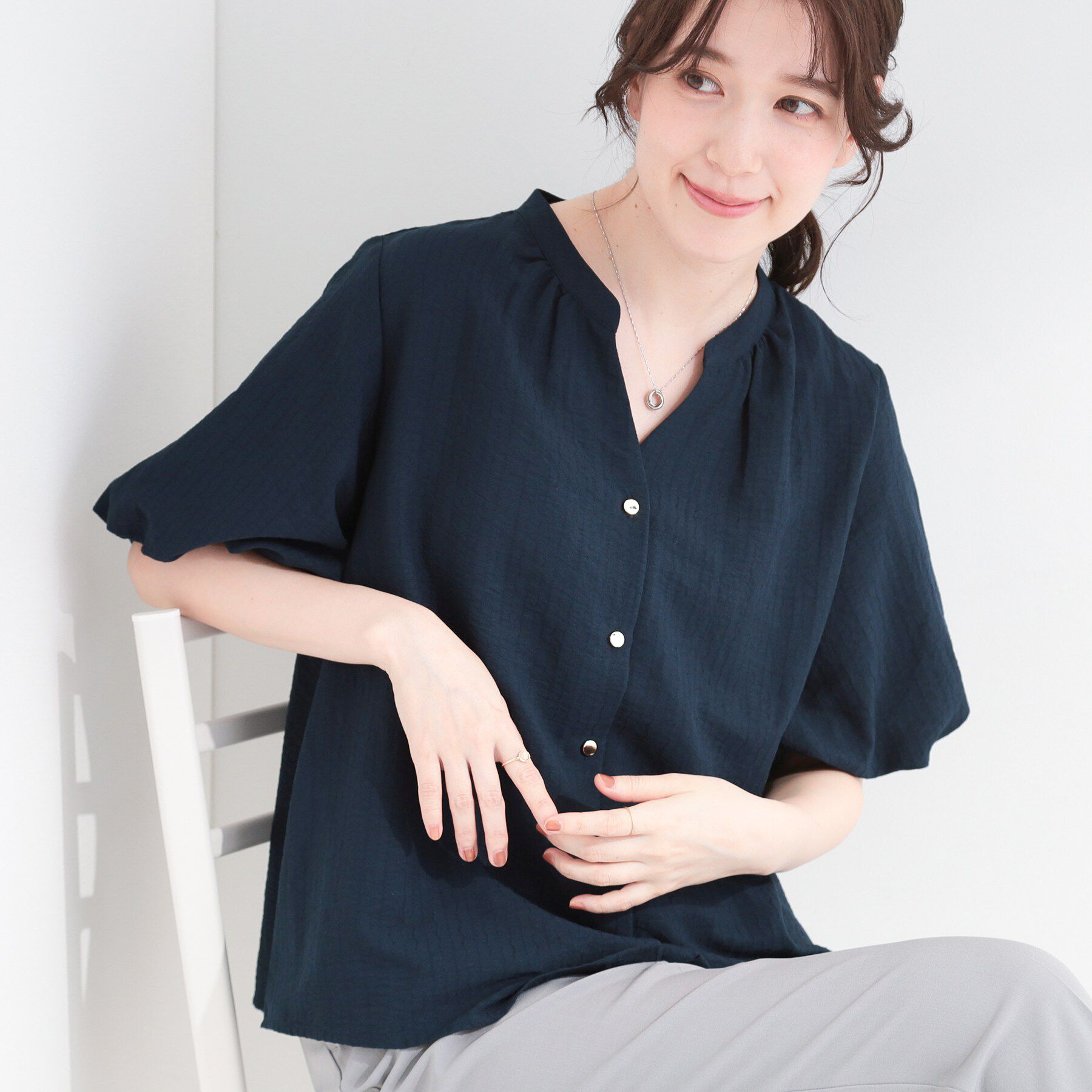 SHOO･LA･RUE「【洗濯機可】バルーンスリーブで二の腕カバー キーネック5分袖ブラウス」|シャツ・ブラウス|ネイビー(094)