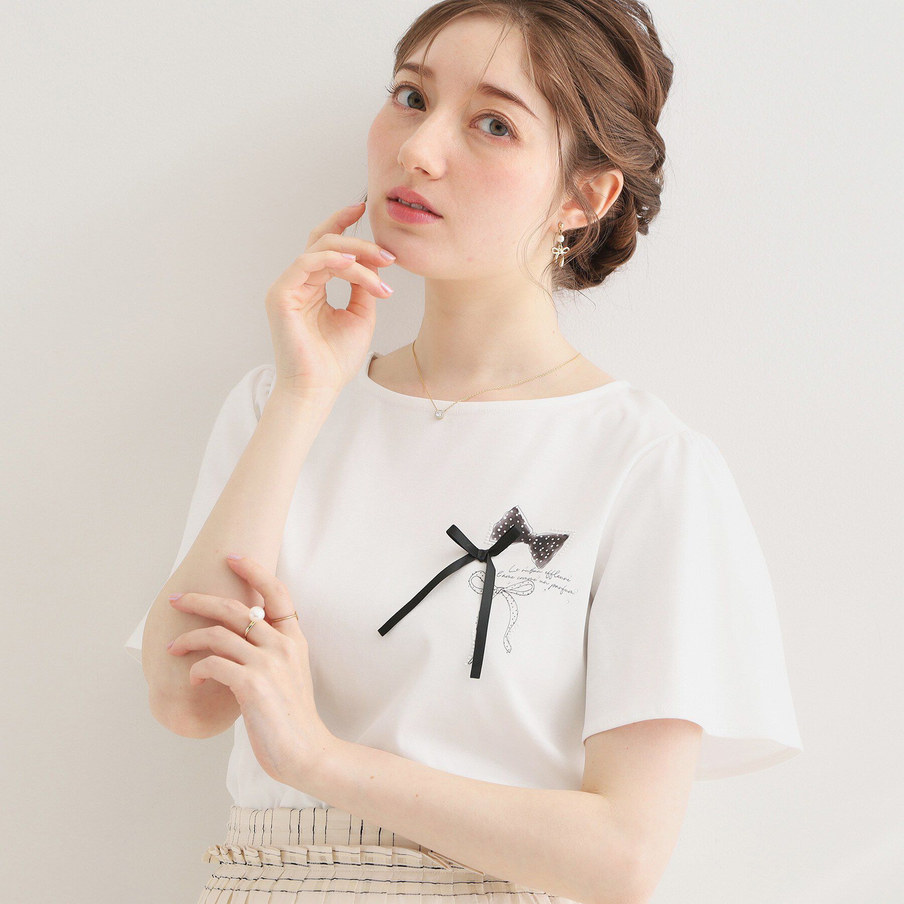 Couture broach「【接触冷感・UVカット・洗える】リボンプリントTシャツ」|Tシャツ・カットソー|オフホワイト(003