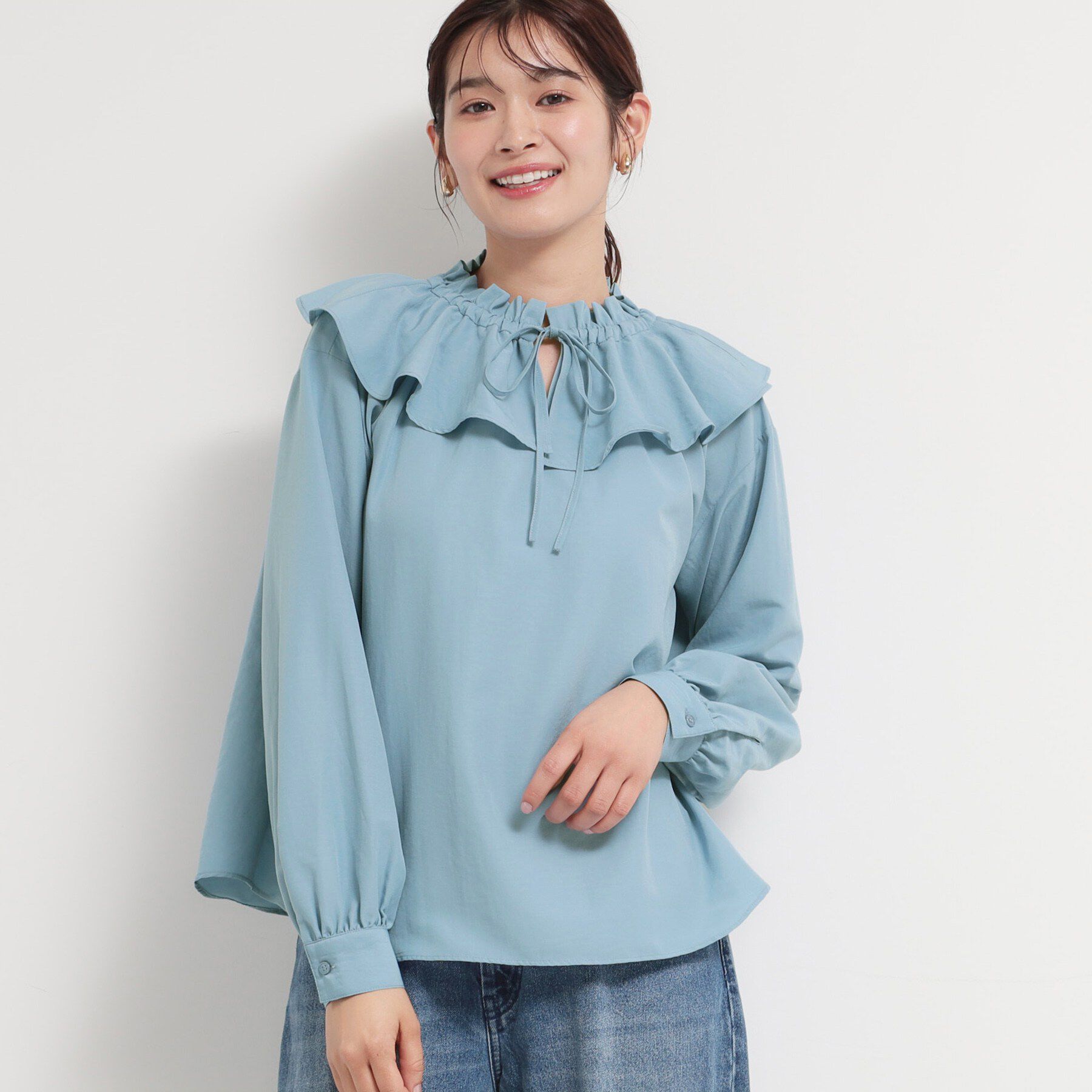 THE SHOP TK「大人のフェミニンカジュアルに エアリーフリルブラウス」|シャツ・ブラウス|サックスブルー(09