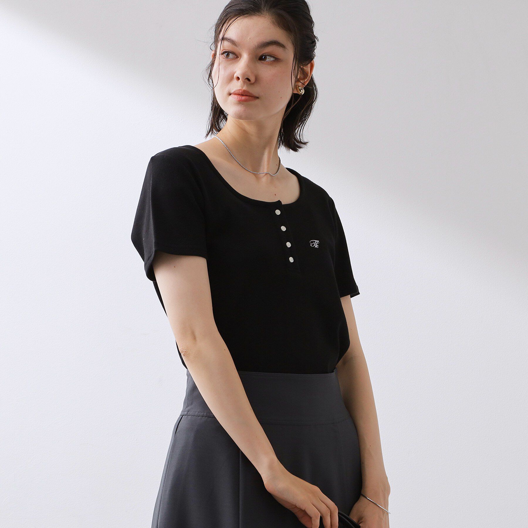 THE SHOP TK「ヘンリーネック ワンポイント刺繍トップス」|Tシャツ・カットソー|