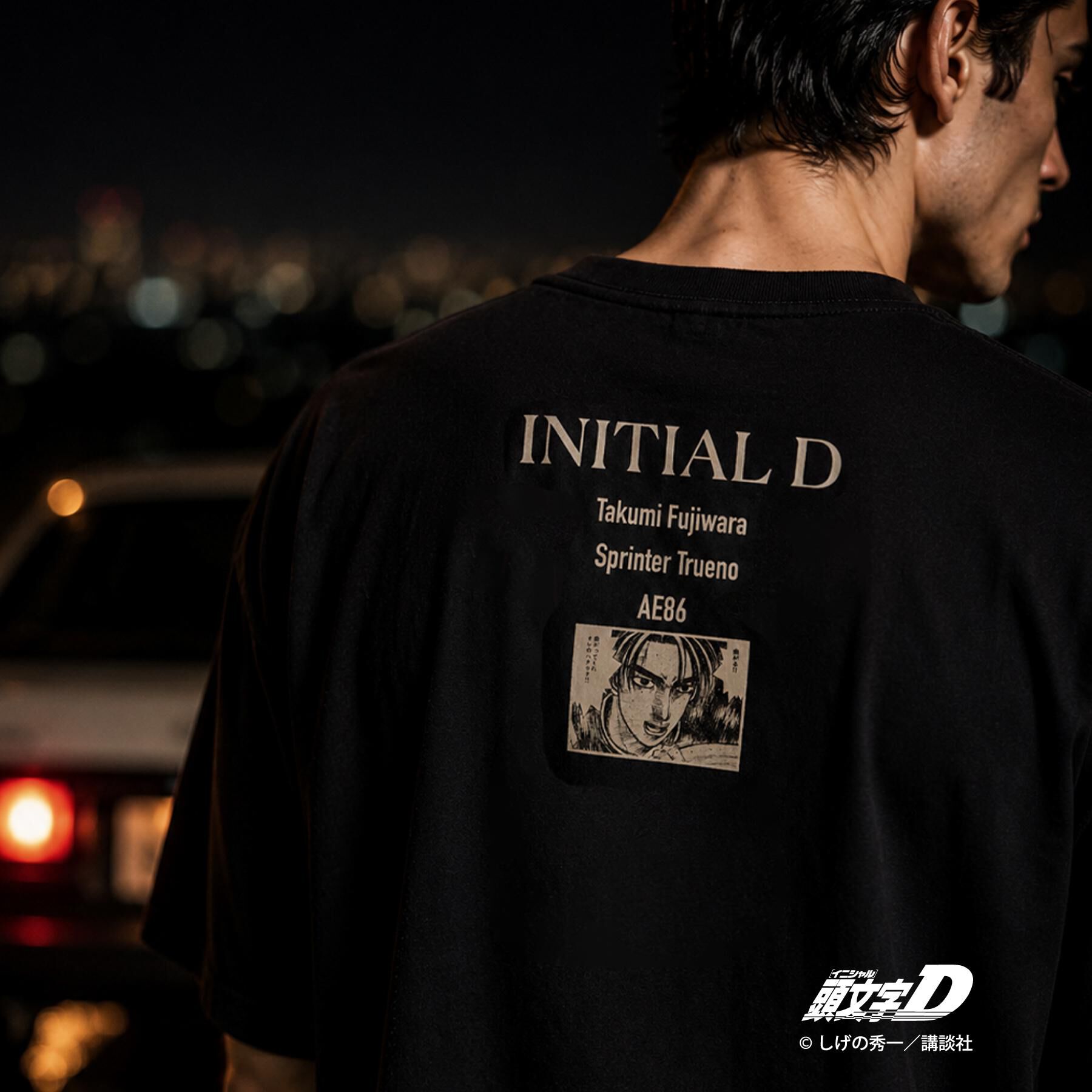 THE SHOP TK「頭文字D 別注 『フジワラ』 グラフィック半袖Tシャツ ステッカー＆チャーム付き」|Tシャツ・カットソー|ブラック(019)