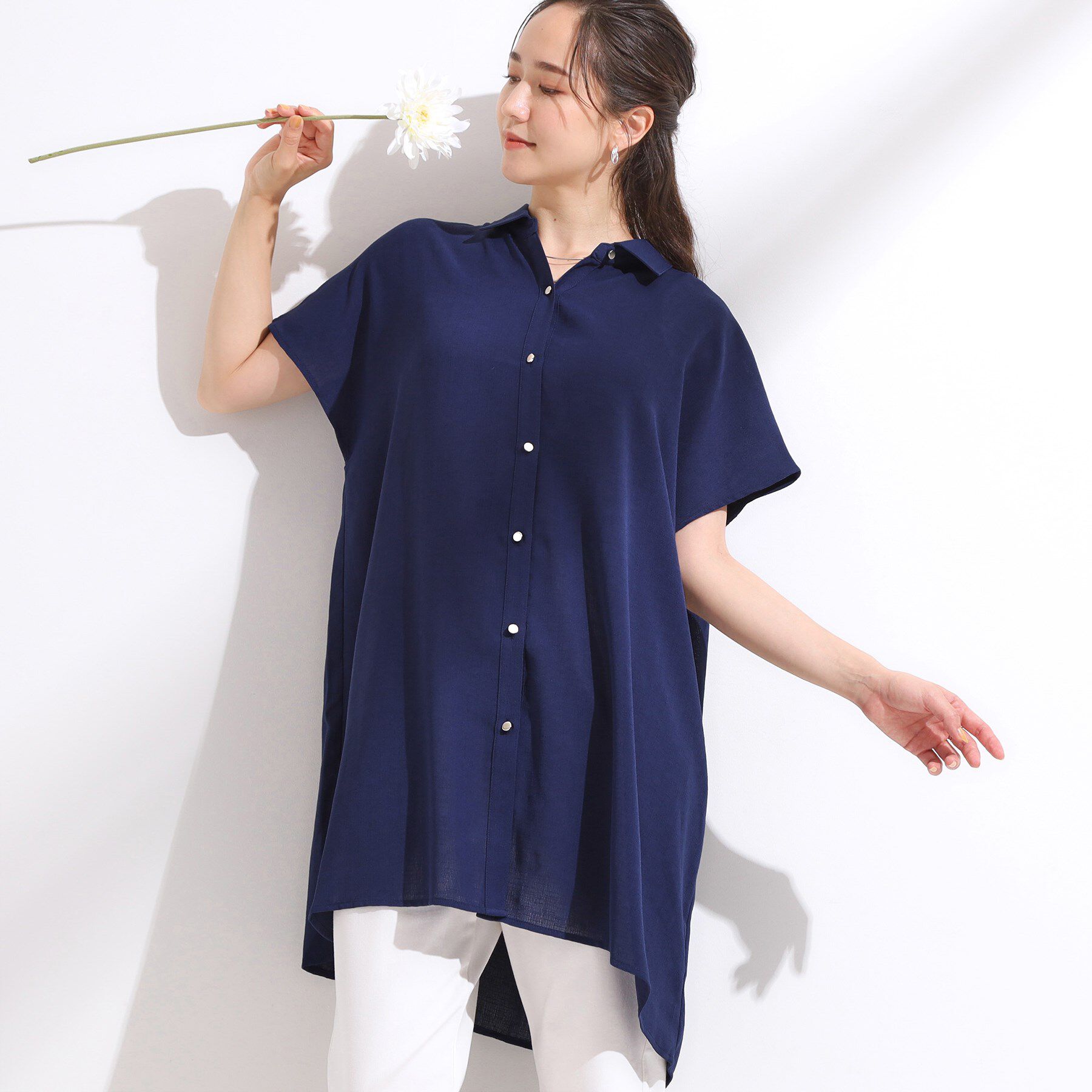 SHOO･LA･RUE「【S-LL/体型カバー】さらりとしたタッチが心地よい バックギャザーブラウス」|チュニック|ネイビー(094)