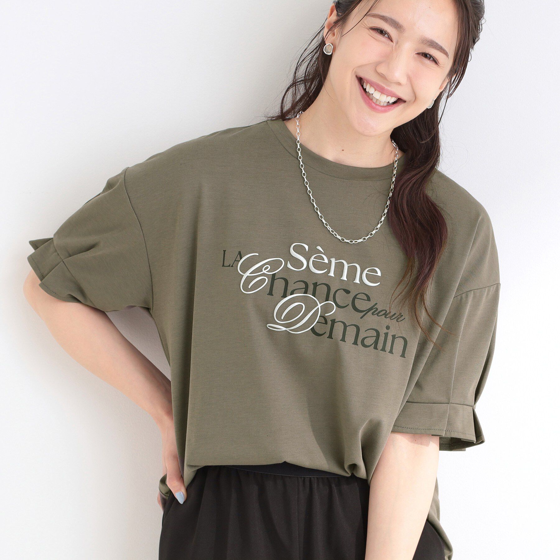 SHOO･LA･RUE「【ひんやり/UV/S-LL】お袖ふんわり二の腕カバー ぷっくりラメプリントTシャツ」|Tシャツ・カットソー|チャコールグレー(2