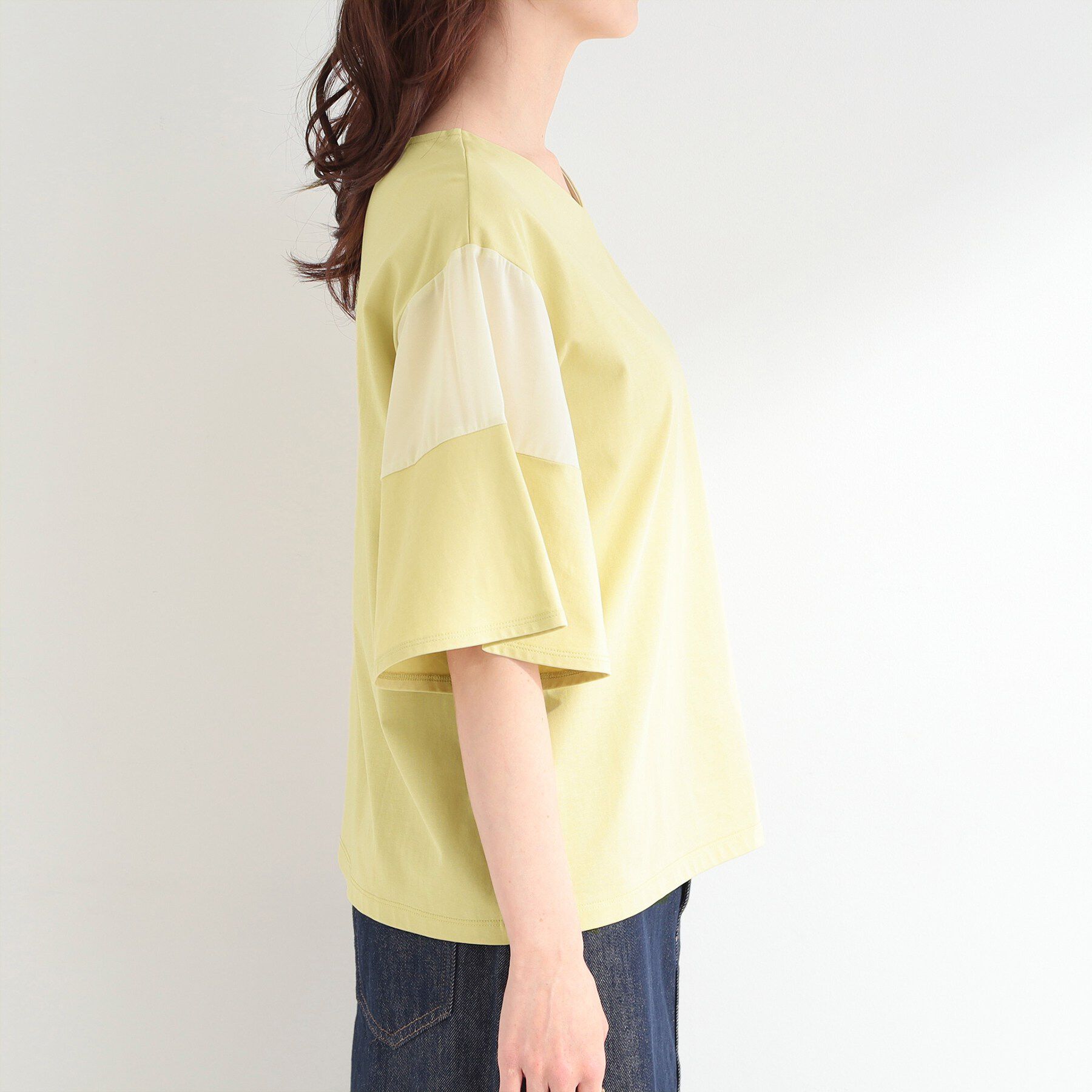 SHOO･LA･RUE「【ひんやり/S-LL/体型カバー】フレアスリーブで二の腕を自然に隠せる 浅VネックTシャツ」|Tシャツ・カットソー|