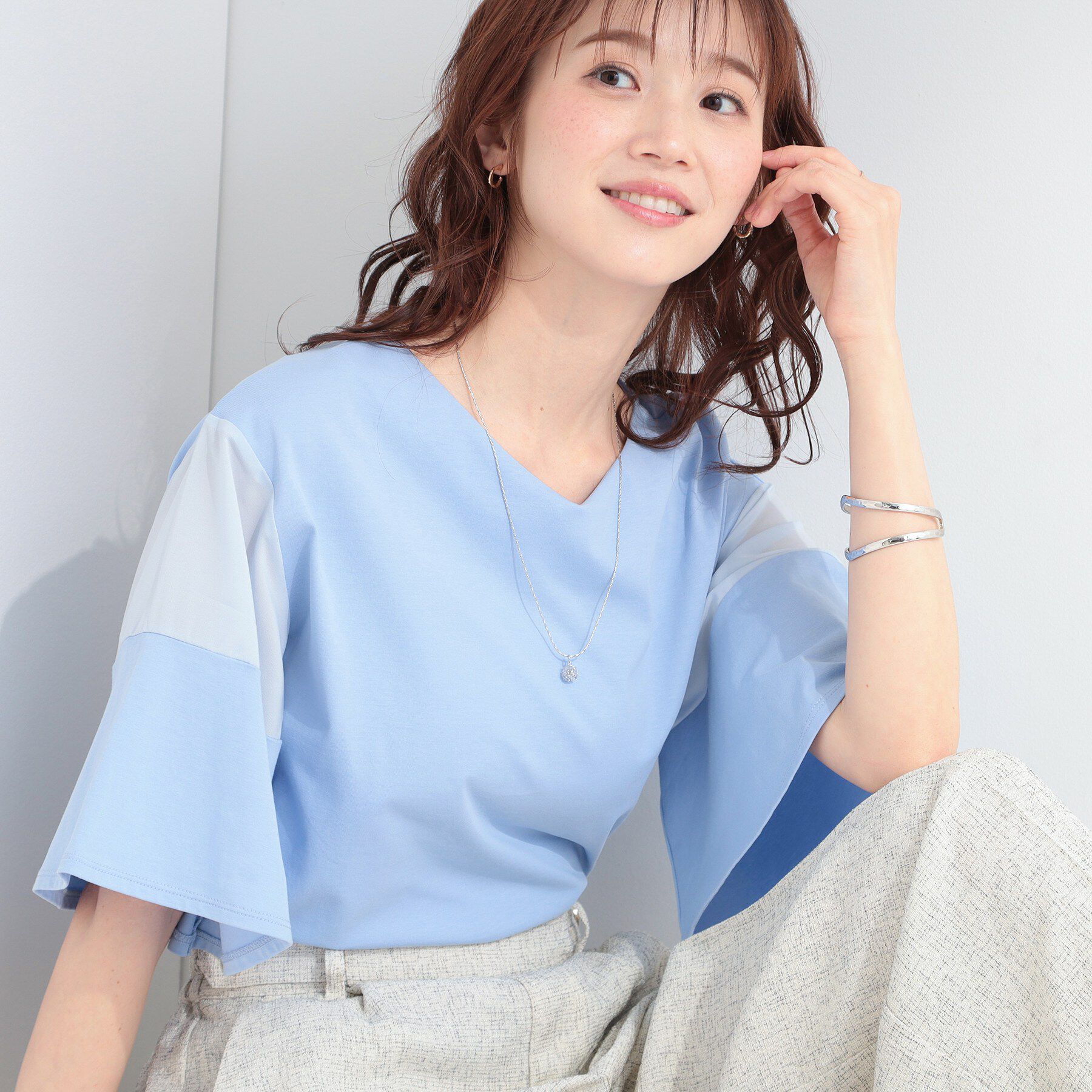 SHOO･LA･RUE「【ひんやり/S-LL/体型カバー】フレアスリーブで二の腕を自然に隠せる 浅VネックTシャツ」|Tシャツ・カットソー|ブルー(091)
