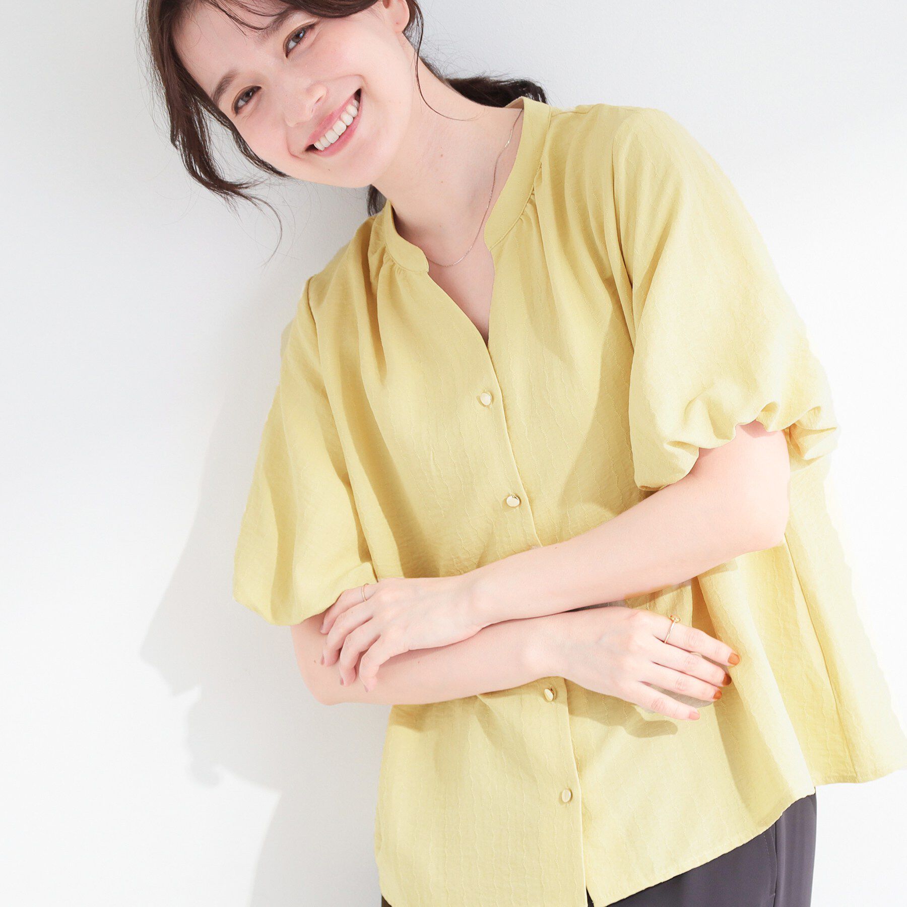 SHOO･LA･RUE「【洗濯機可】バルーンスリーブで二の腕カバー キーネック5分袖ブラウス」|シャツ・ブラウス|ライトイエロー(03