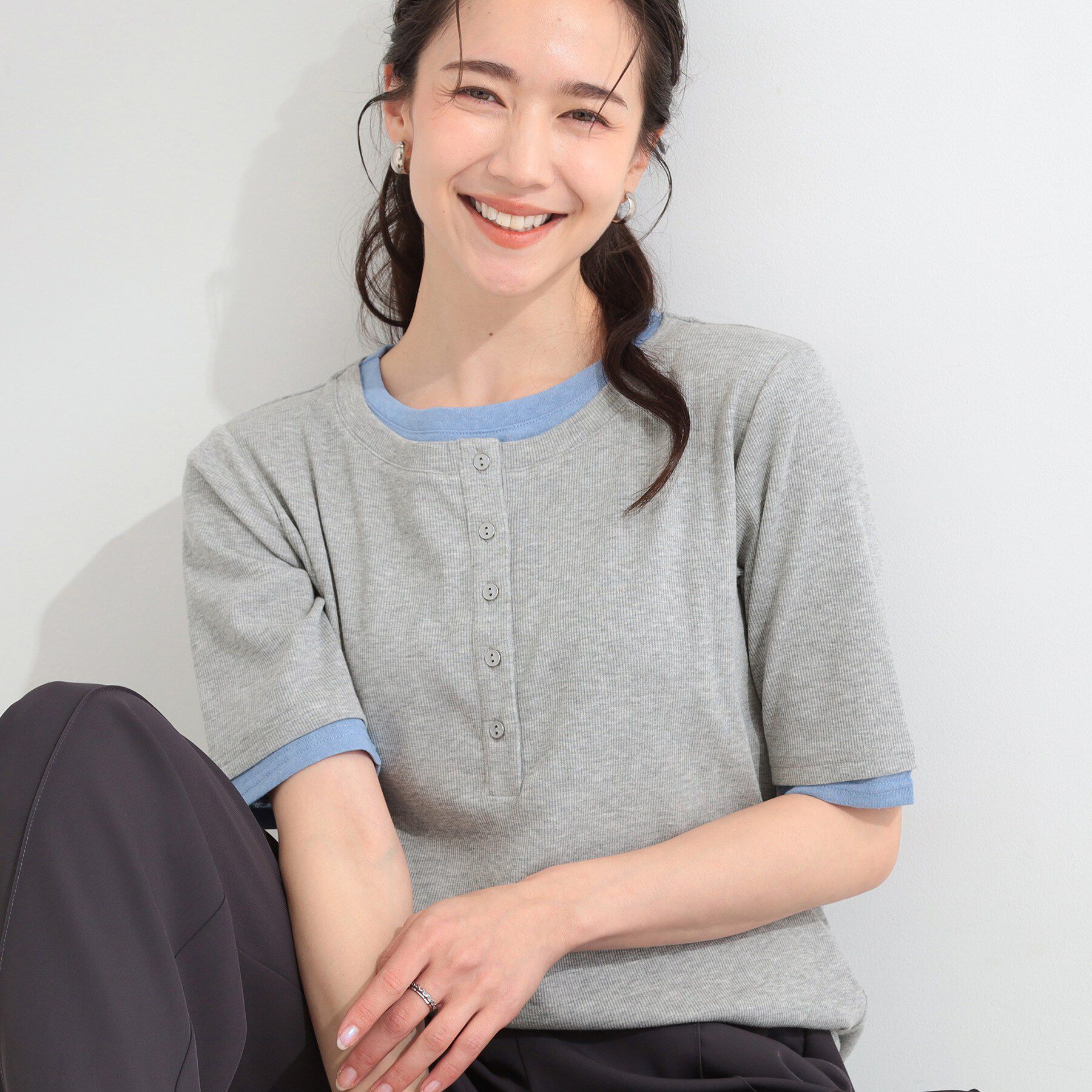 SHOO･LA･RUE「【S-LL/洗濯機可】二の腕隠れる 配色レイヤード風 ヘンリーネック5分袖Tシャツ」|Tシャツ・カットソー|グレー(512)