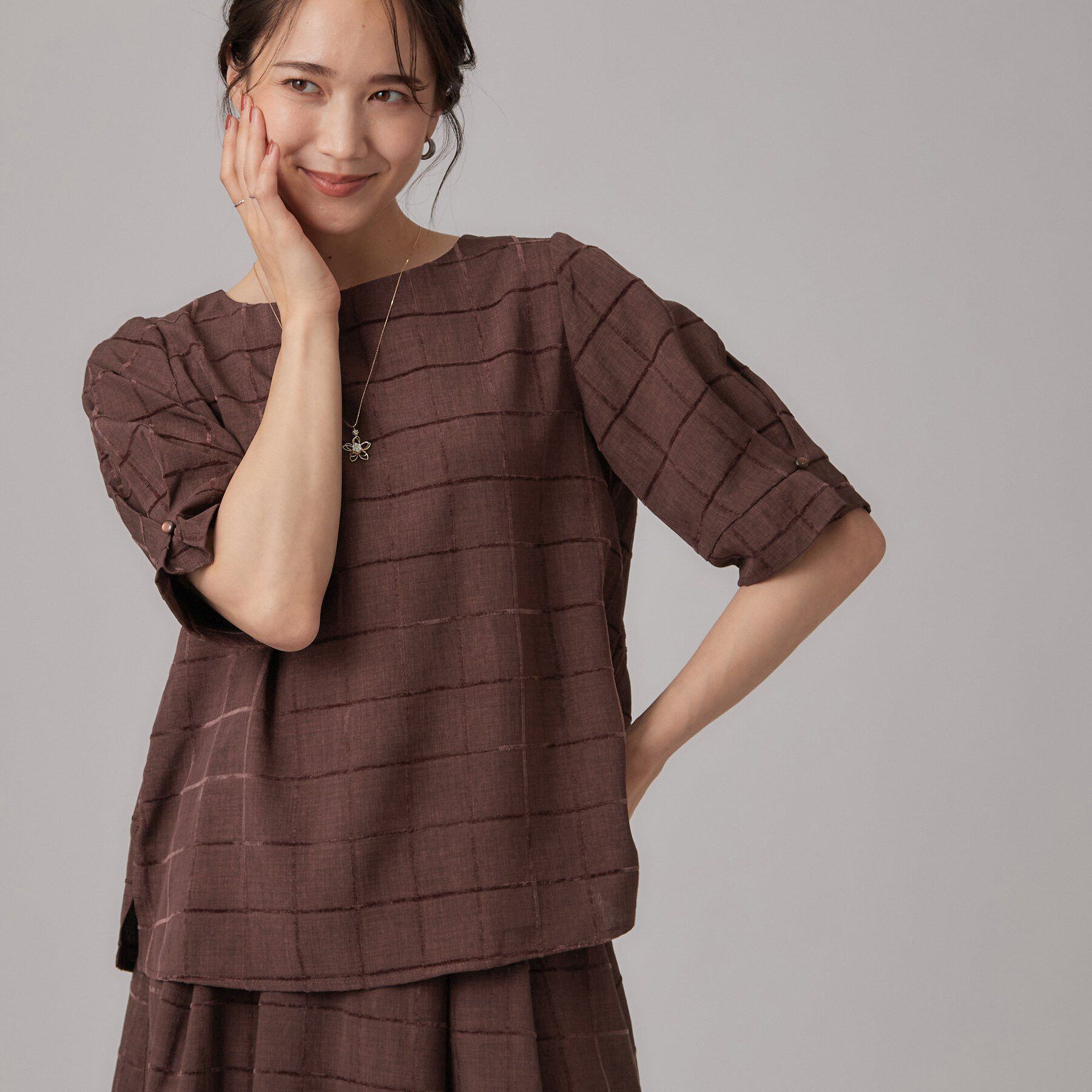 SHOO･LA･RUE「【セットアップ可/S-LL】モールチェックで上品に タックスリーブ ブラウス」|シャツ・ブラウス|ブラウン(044)