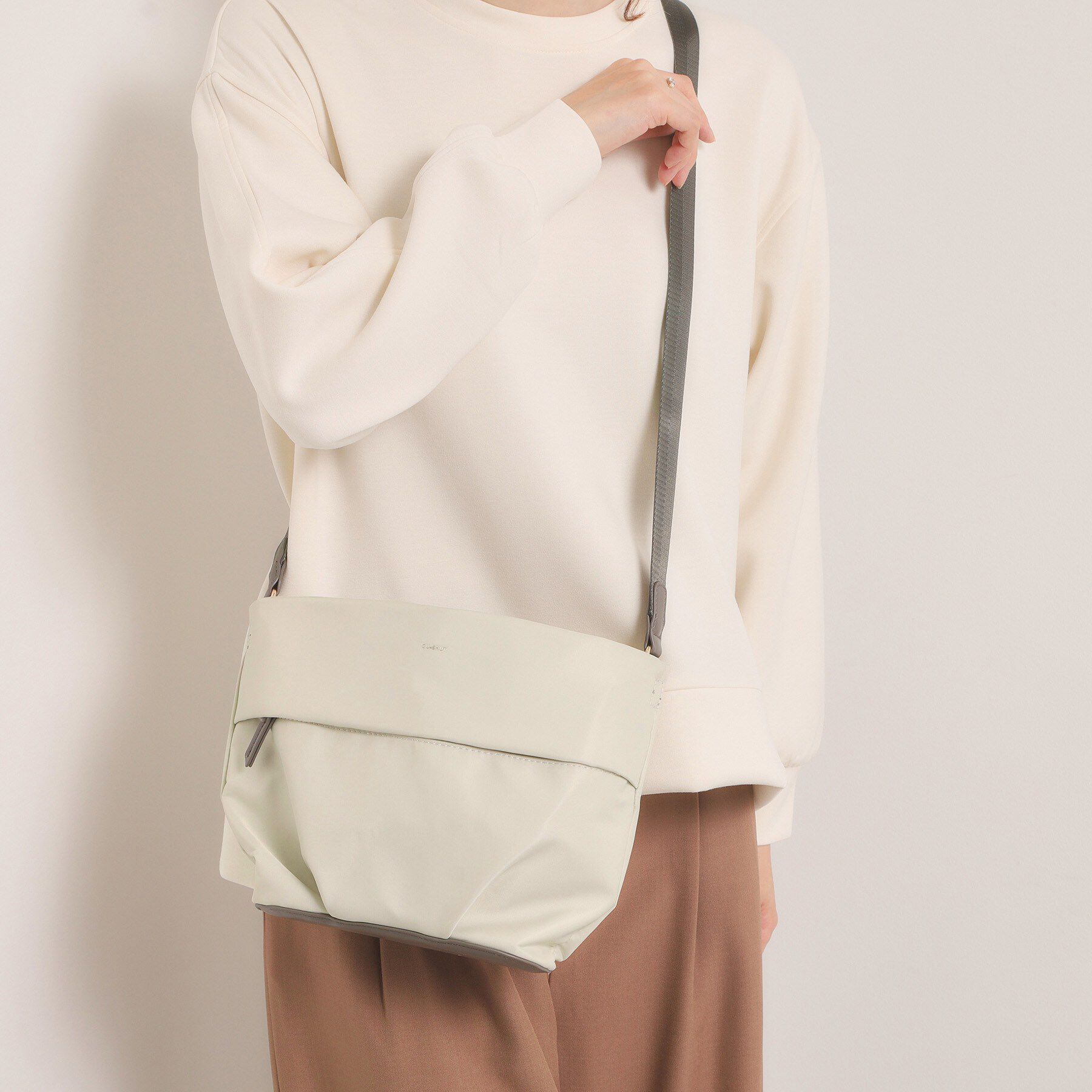 ITS&rsquo;DEMO「【収納アドバイザー監修】合皮コンビショルダー」|ショルダー・メッセンジャー|アイボリー(004)