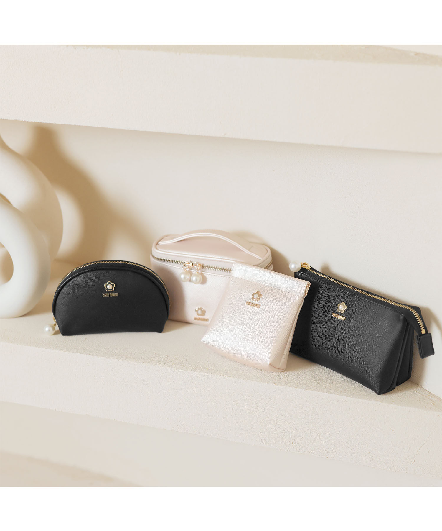 MARY QUANT「サフィアーノパール ラウンドポーチ」|ポーチ|