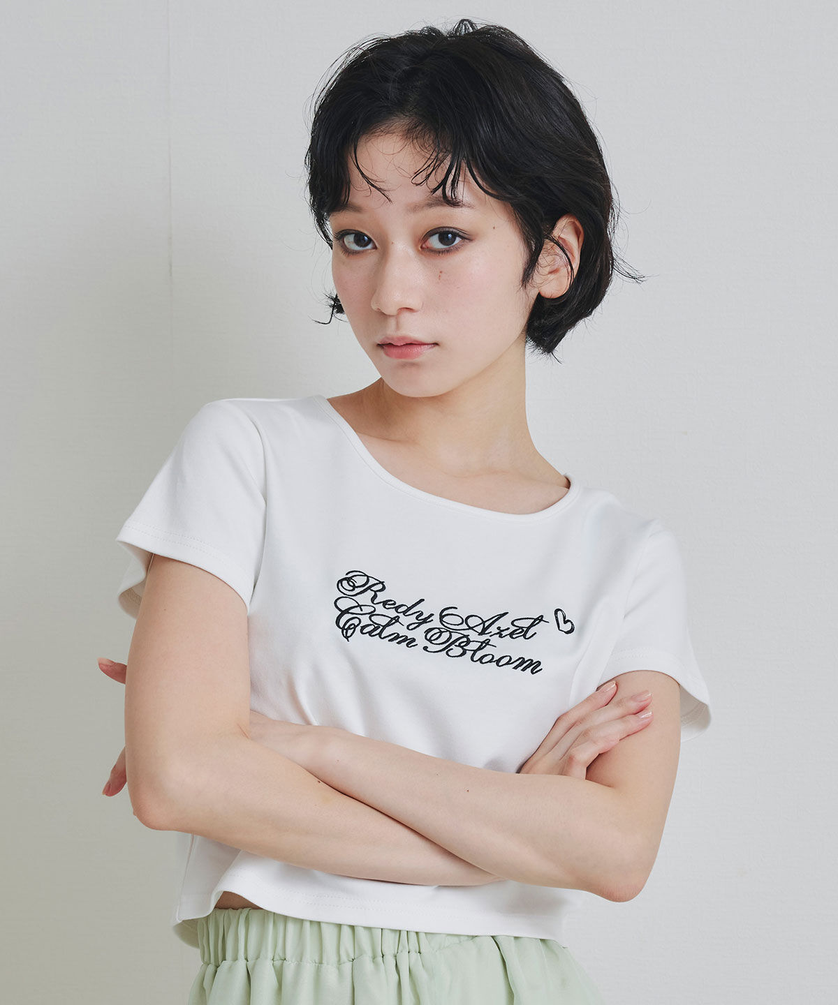 REDYAZEL「カリグラフィーロゴエンブロイダリークロップドTシャツ」|Tシャツ・カットソー|ホワイト