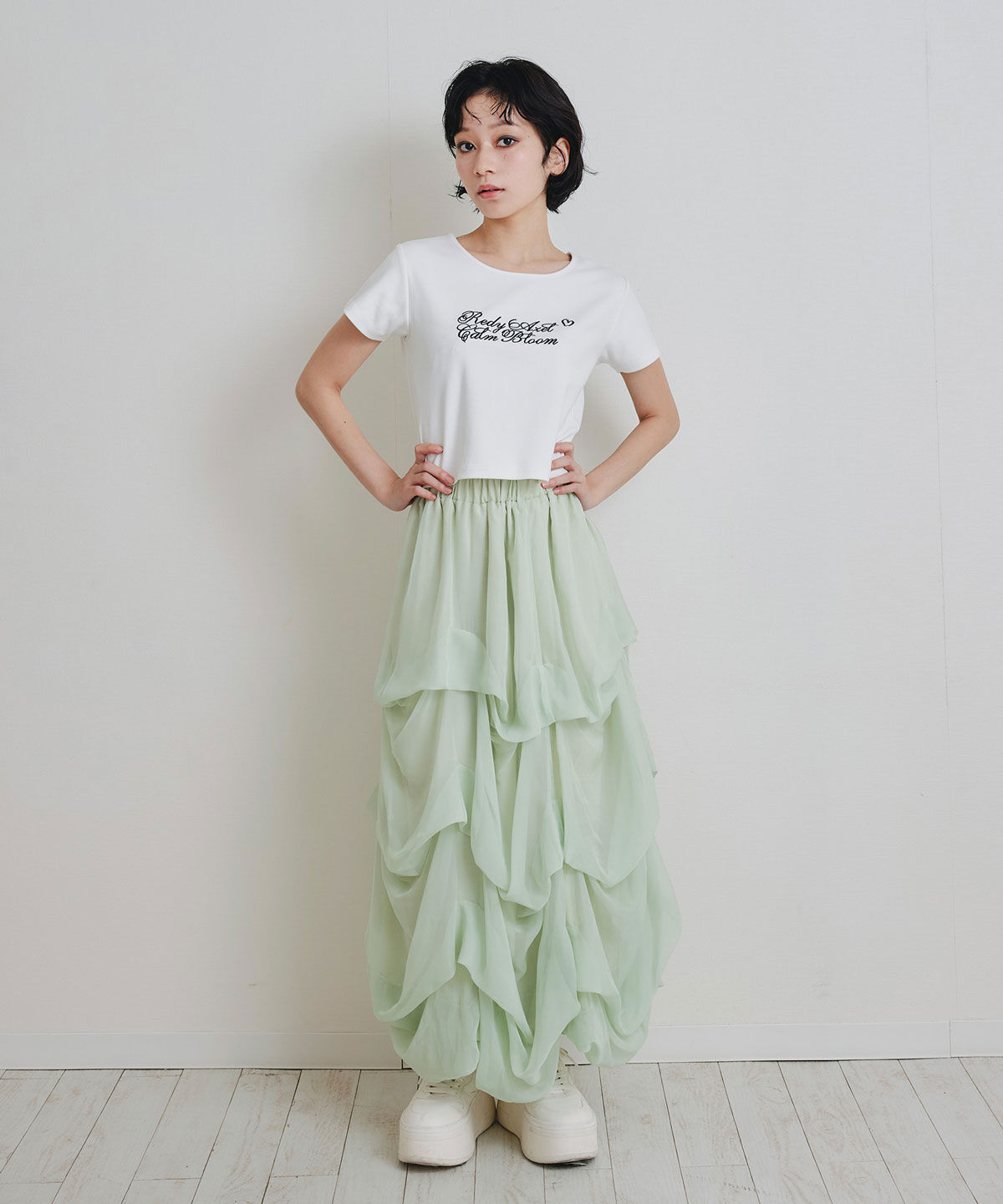 REDYAZEL「カリグラフィーロゴエンブロイダリークロップドTシャツ」|Tシャツ・カットソー|
