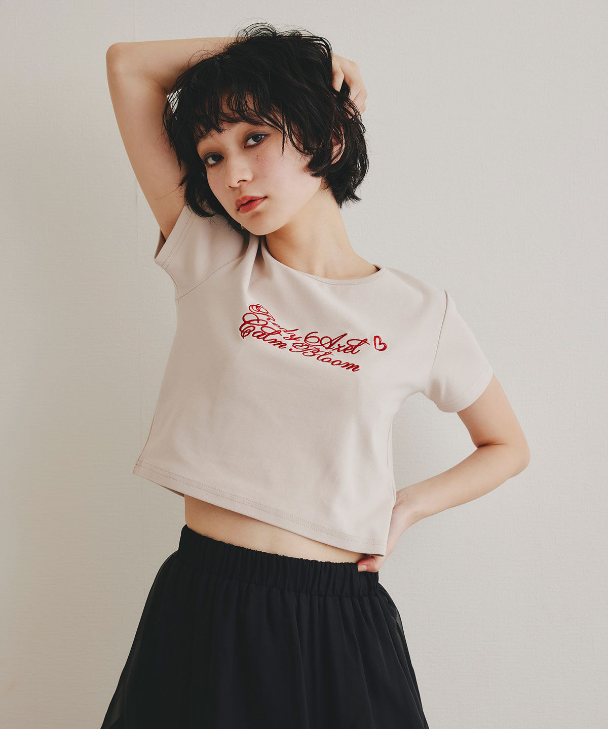 REDYAZEL「カリグラフィーロゴエンブロイダリークロップドTシャツ」|Tシャツ・カットソー|