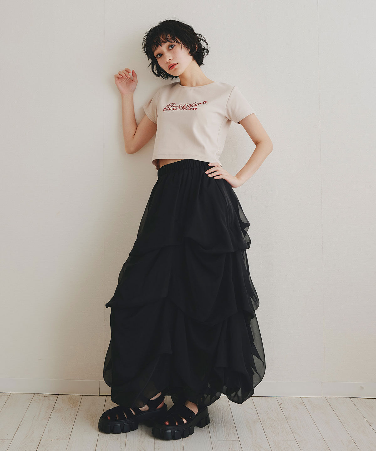 REDYAZEL「カリグラフィーロゴエンブロイダリークロップドTシャツ」|Tシャツ・カットソー|