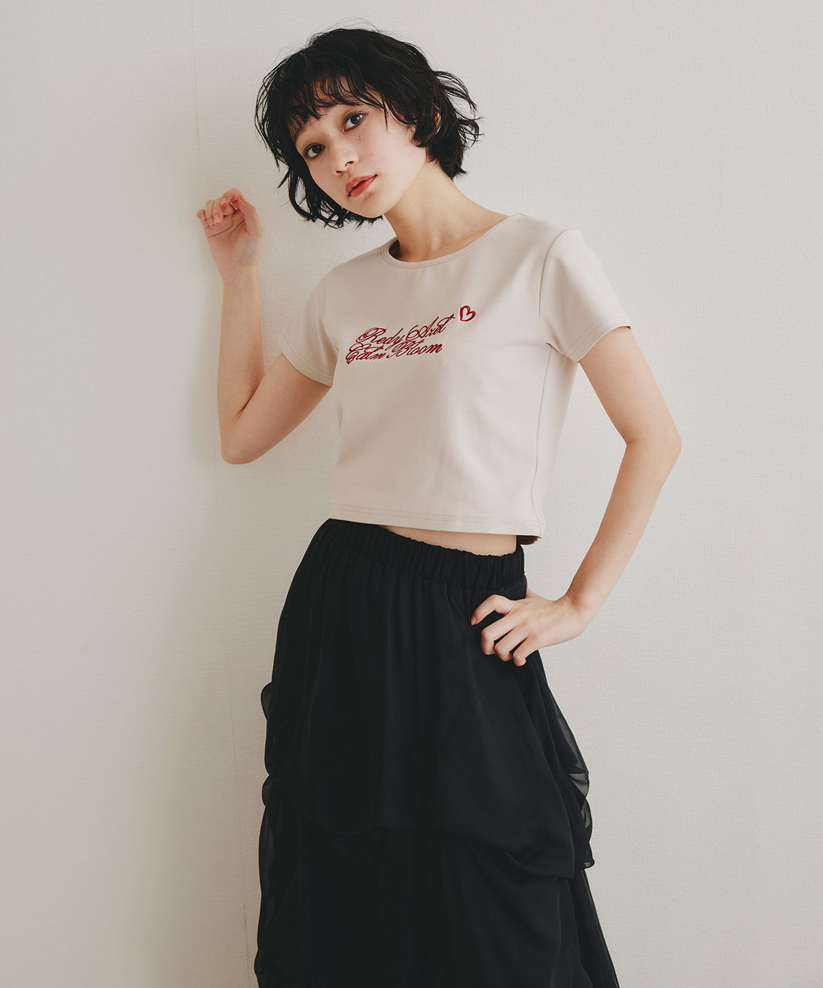 REDYAZEL「カリグラフィーロゴエンブロイダリークロップドTシャツ」|Tシャツ・カットソー|
