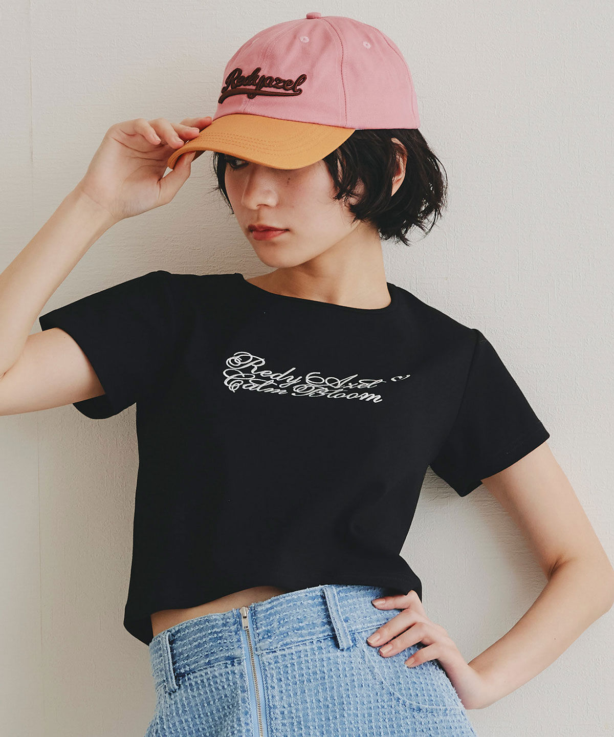 REDYAZEL「カリグラフィーロゴエンブロイダリークロップドTシャツ」|Tシャツ・カットソー|ブラック