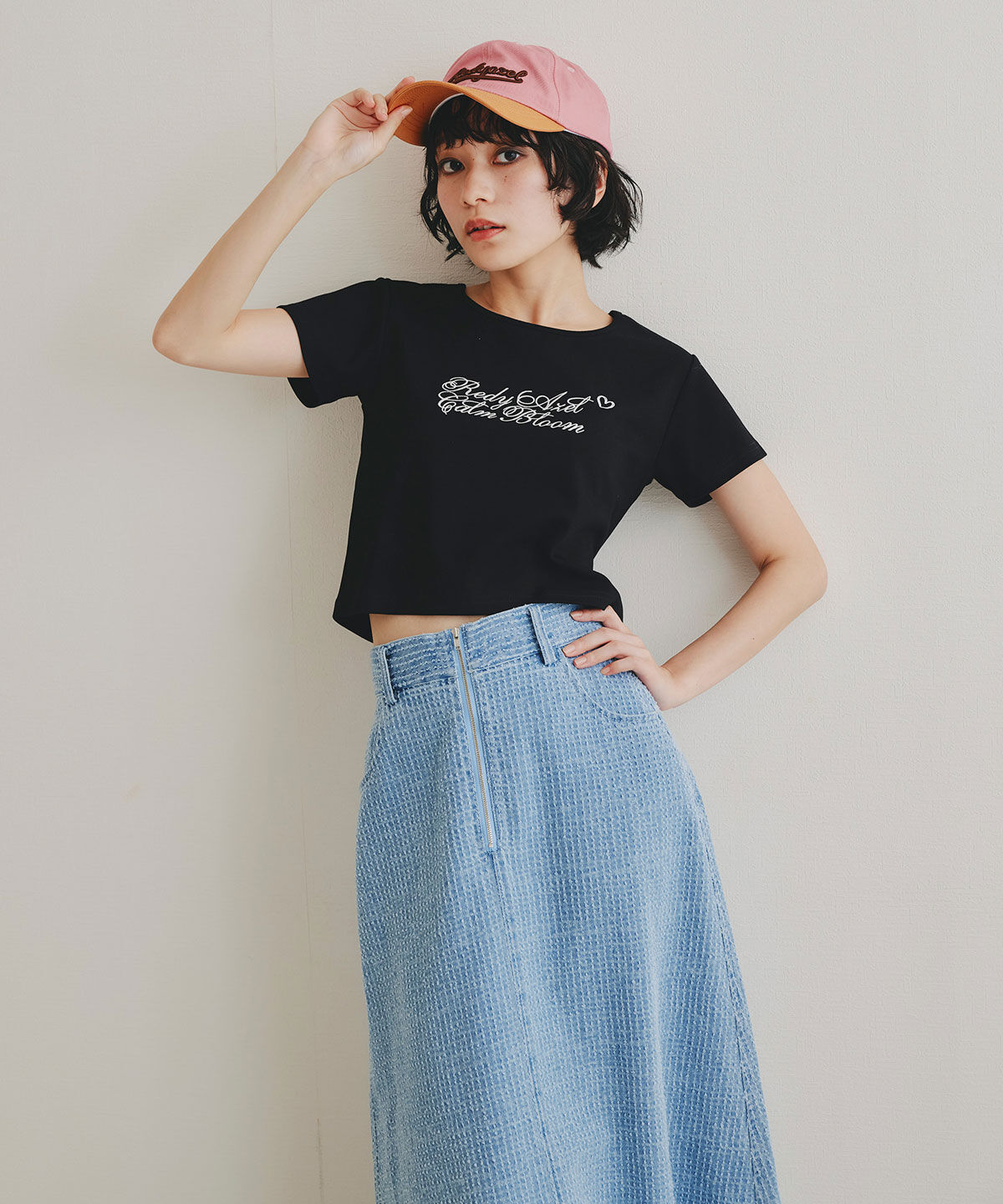 REDYAZEL「カリグラフィーロゴエンブロイダリークロップドTシャツ」|Tシャツ・カットソー|