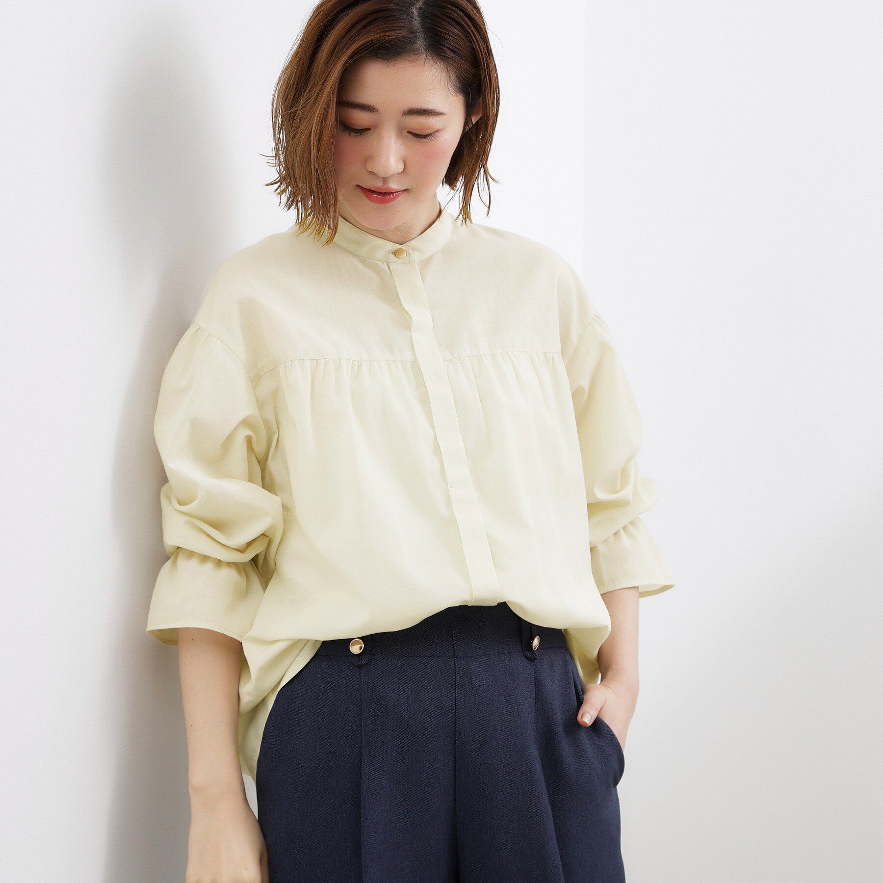 grove「【貴島明日香さん着用／イージーケア／接触冷感】麻混スタンドギャザーシャツ」|シャツ・ブラウス|アイボリー(004)