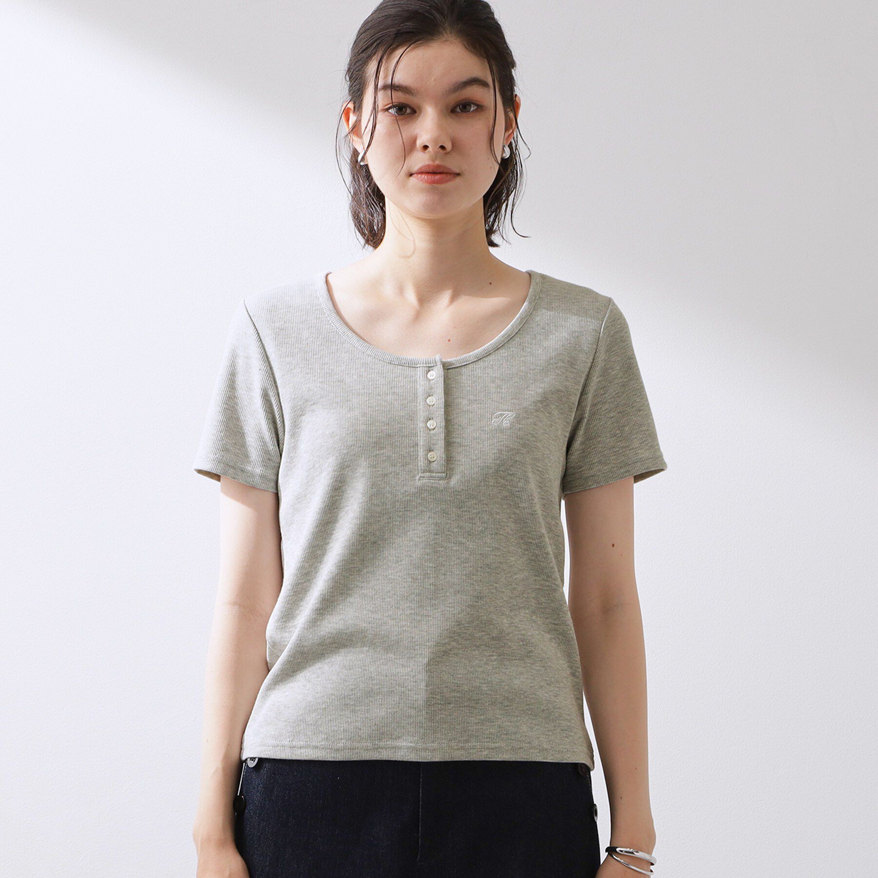 THE SHOP TK「ヘンリーネック ワンポイント刺繍トップス」|Tシャツ・カットソー|