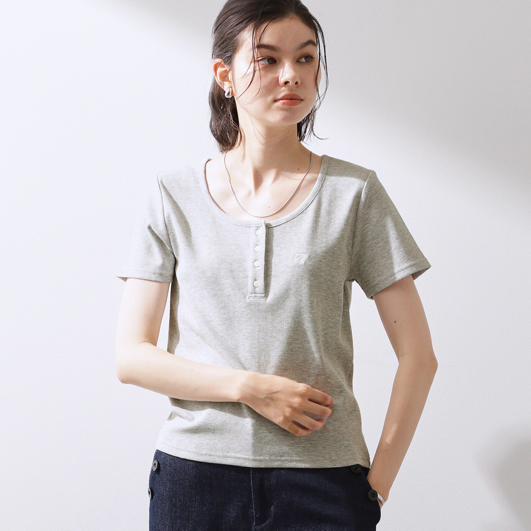 THE SHOP TK「ヘンリーネック ワンポイント刺繍トップス」|Tシャツ・カットソー|