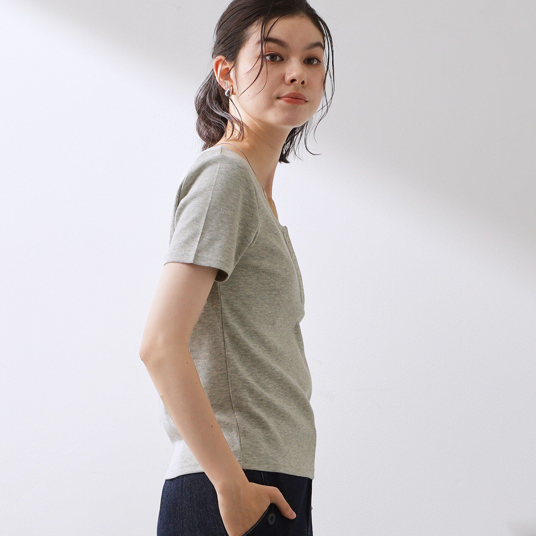 THE SHOP TK「ヘンリーネック ワンポイント刺繍トップス」|Tシャツ・カットソー|