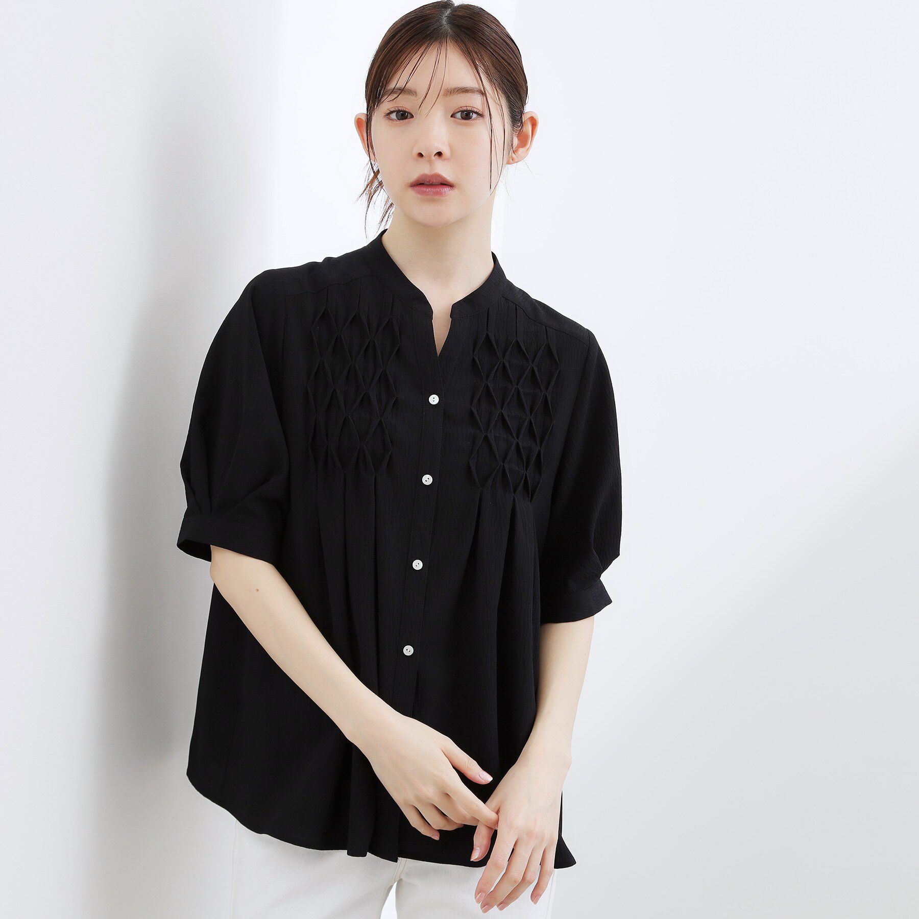 grove「【貴島明日香さん着用/体型カバー】ON・OFF使えるスモッキングタックブラウス」|シャツ・ブラウス|ブラック(019)