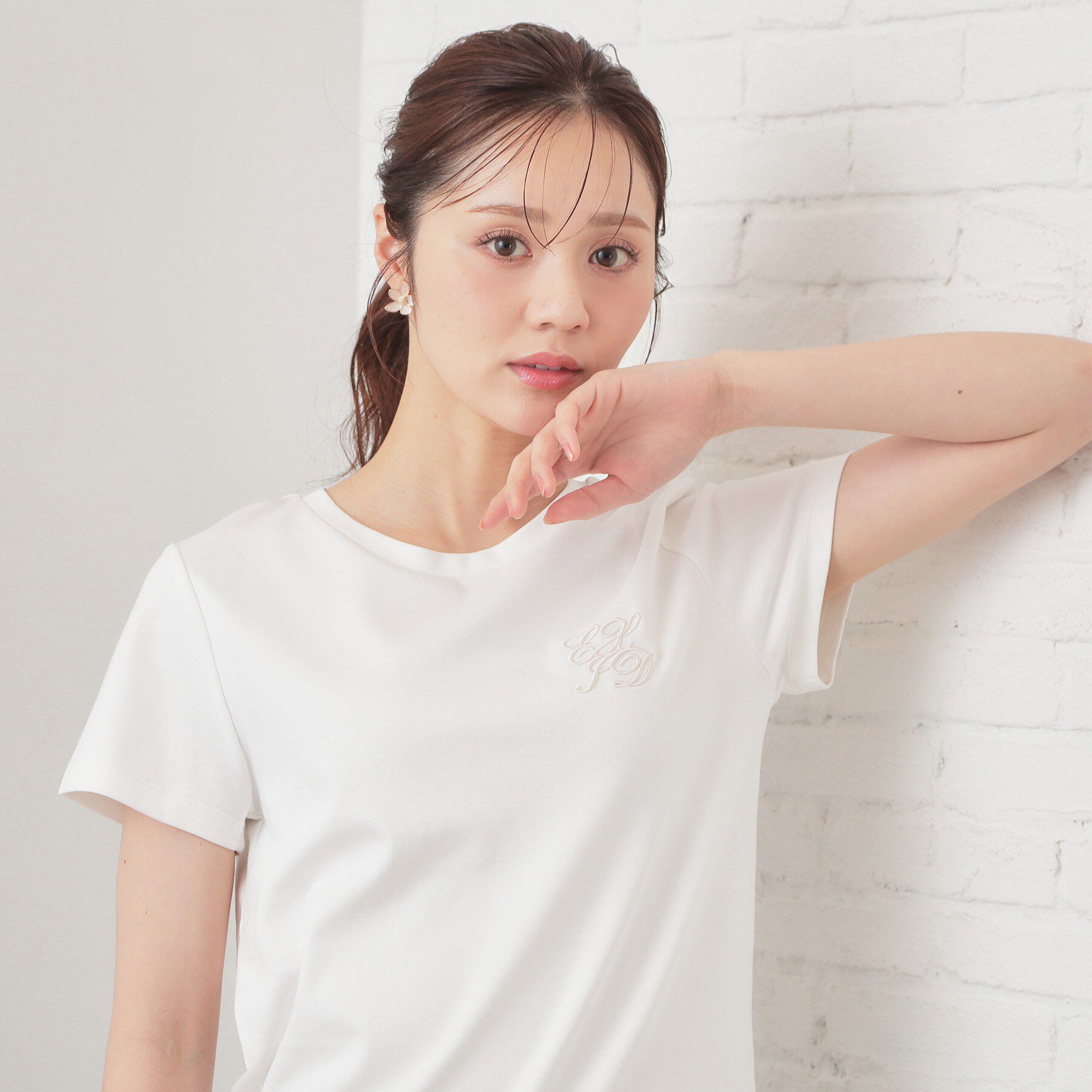 index「【接触冷感】エンブレムロゴ刺繍Tシャツ《UVケア／洗濯機OK》」|Tシャツ・カットソー|オフホワイト(003