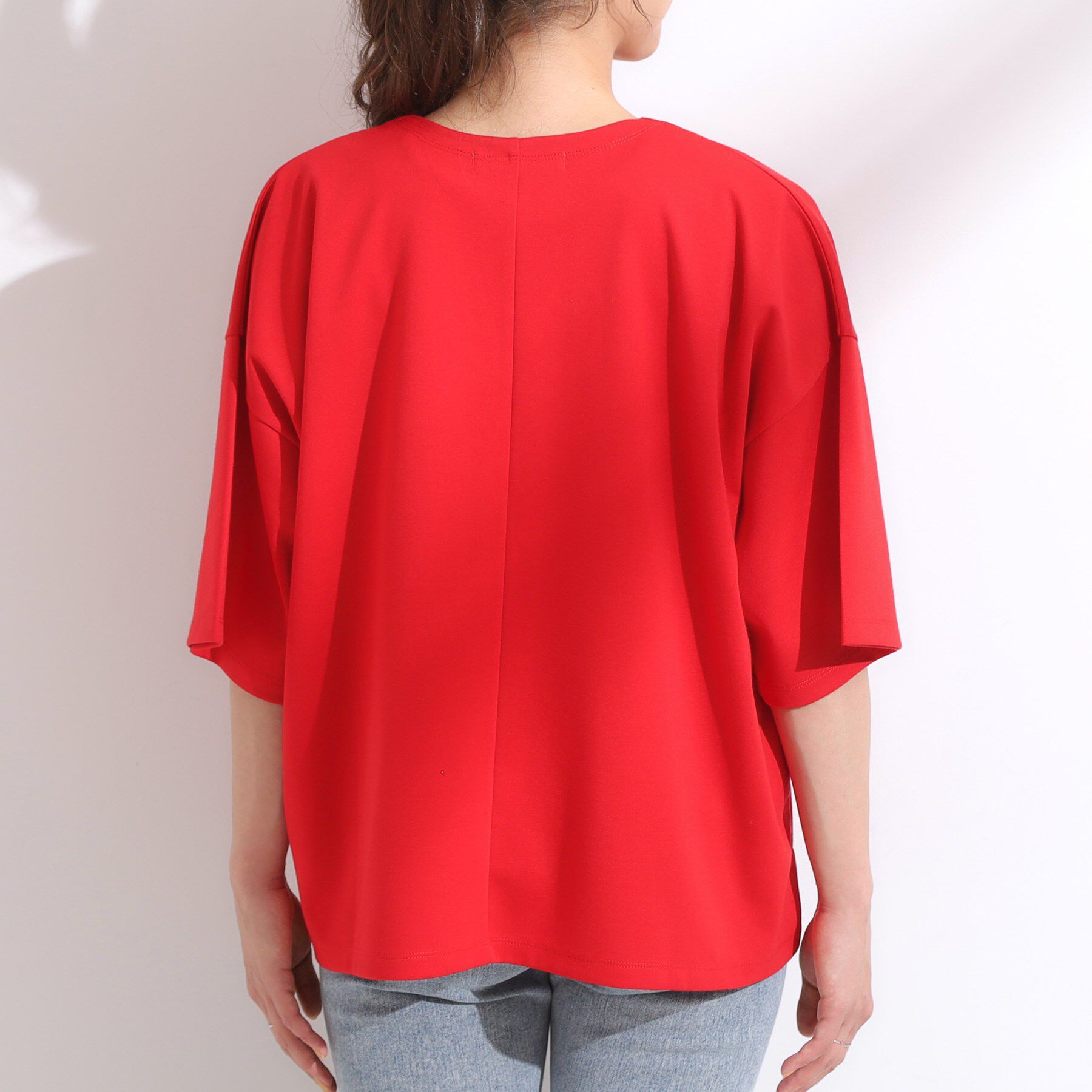 SHOO･LA･RUE「【洗える】Vネックですっきり見え ロゴトップス」|Tシャツ・カットソー|