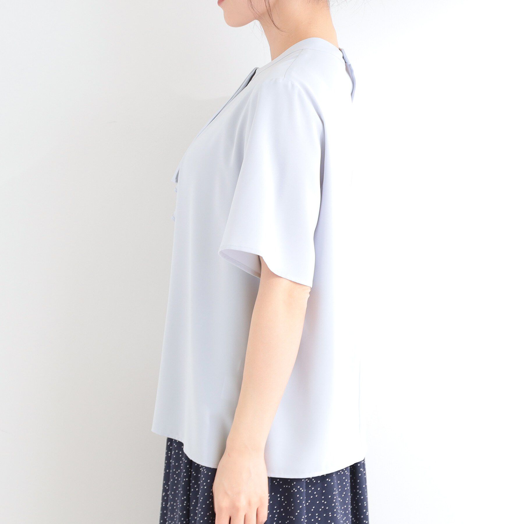 SHOO･LA･RUE「【洗濯機可/S-LL/UV】二の腕隠れる 吸水速乾 ボウタイ風なめらかブラウス」|シャツ・ブラウス|