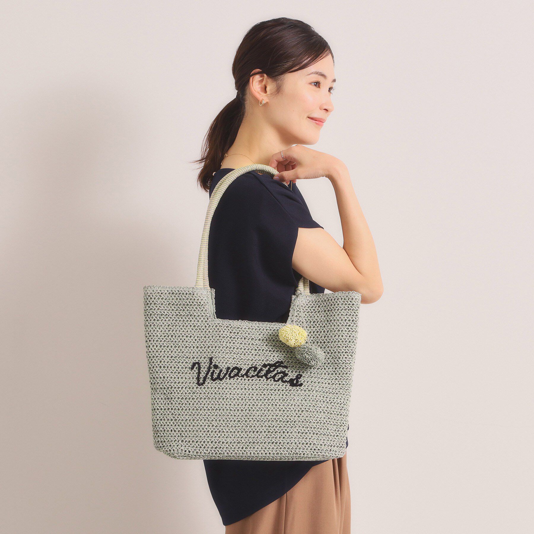 ITS&rsquo;DEMO「雑材ロゴ刺繍チャーム付きトート」|トートバッグ|