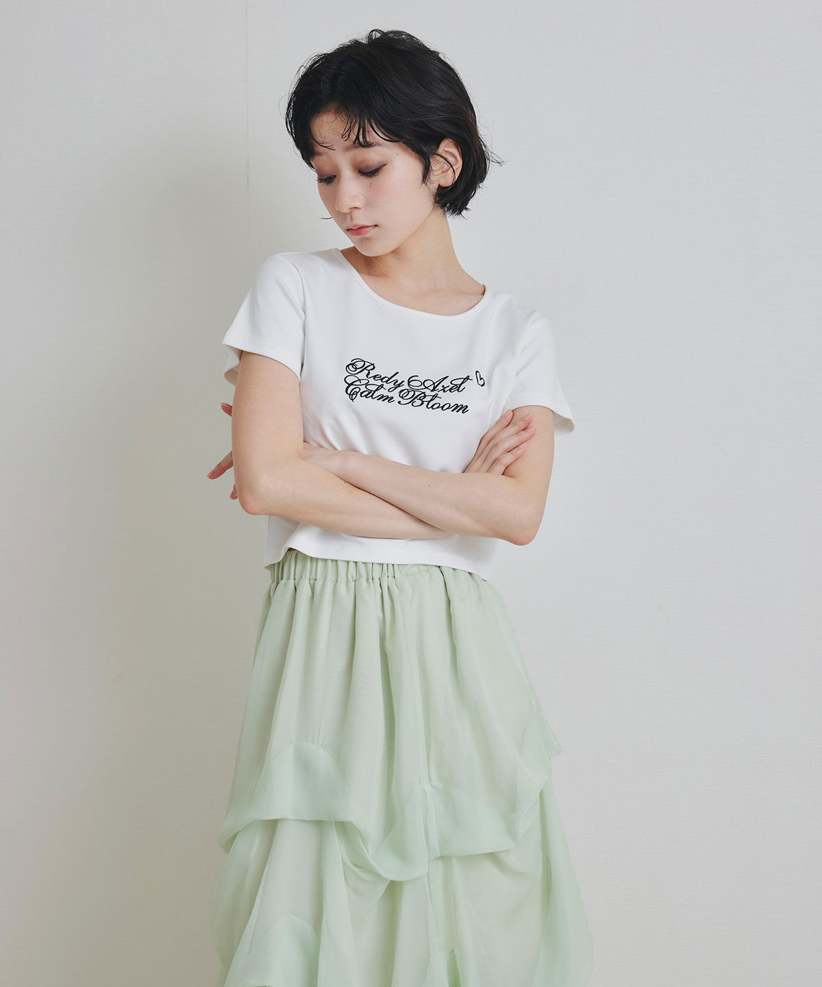 REDYAZEL「カリグラフィーロゴエンブロイダリークロップドTシャツ」|Tシャツ・カットソー|