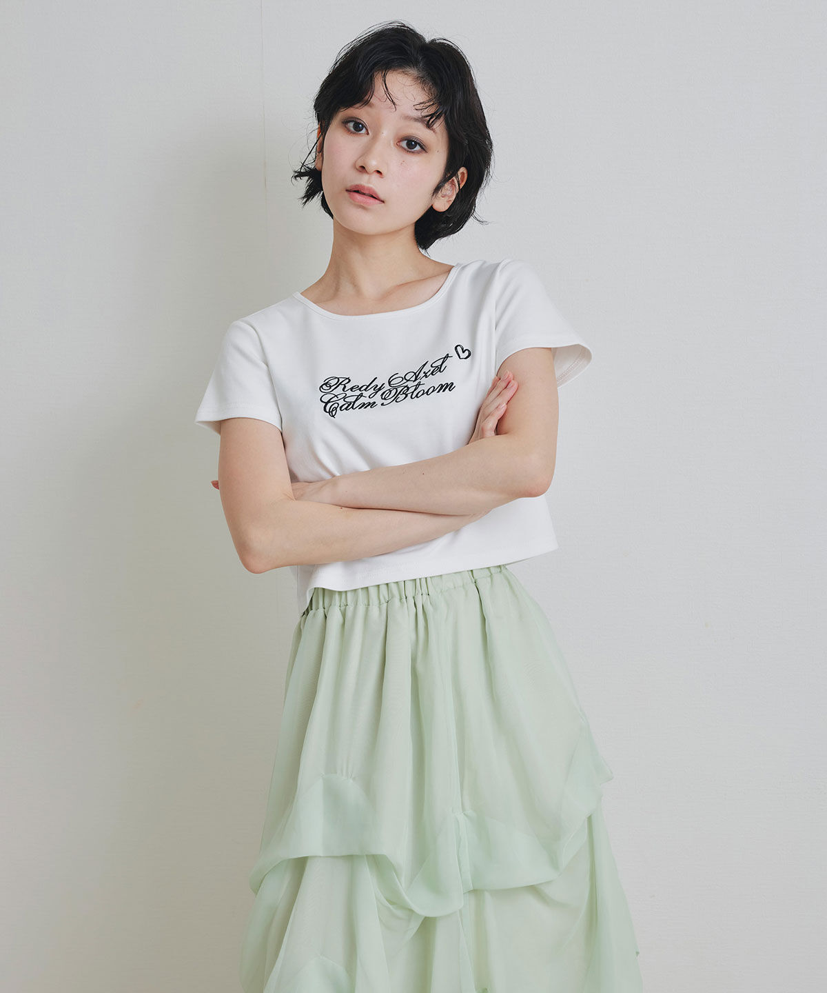 REDYAZEL「カリグラフィーロゴエンブロイダリークロップドTシャツ」|Tシャツ・カットソー|
