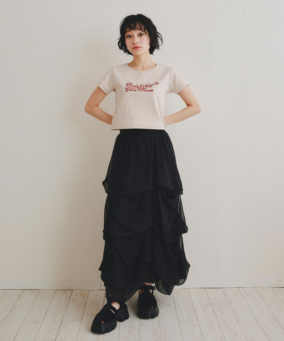 REDYAZEL「カリグラフィーロゴエンブロイダリークロップドTシャツ」|Tシャツ・カットソー|