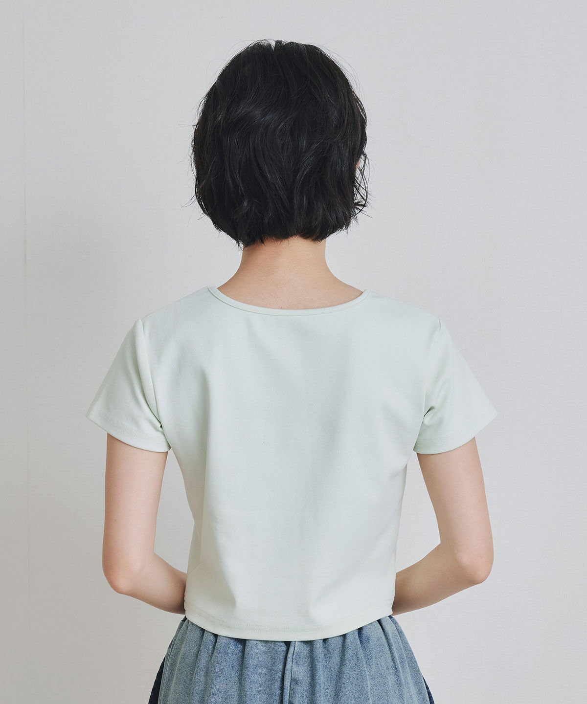 REDYAZEL「カリグラフィーロゴエンブロイダリークロップドTシャツ」|Tシャツ・カットソー|